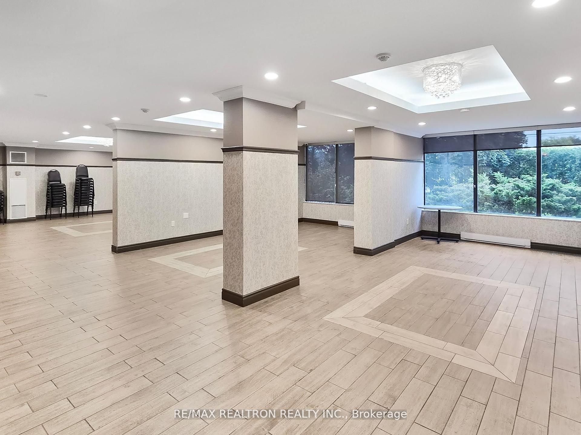 7460 Bathurst St Property Photo 31