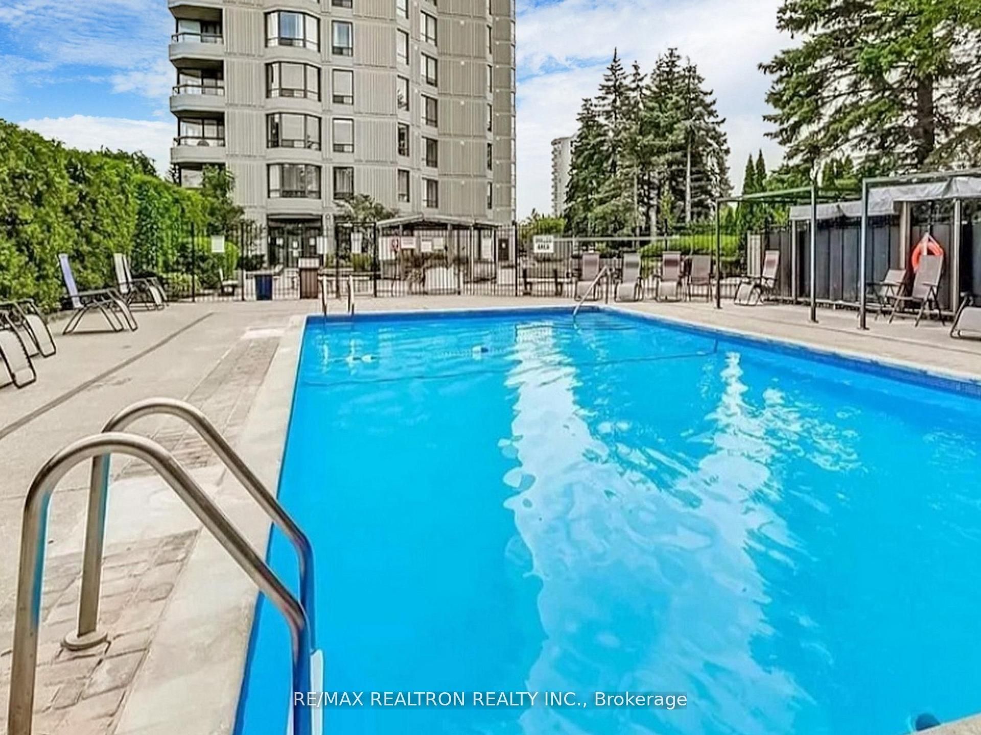 7460 Bathurst St Property Photo 34