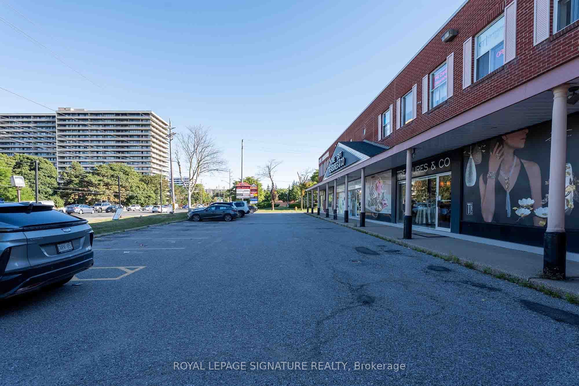 8108 Yonge St Property Photo 2