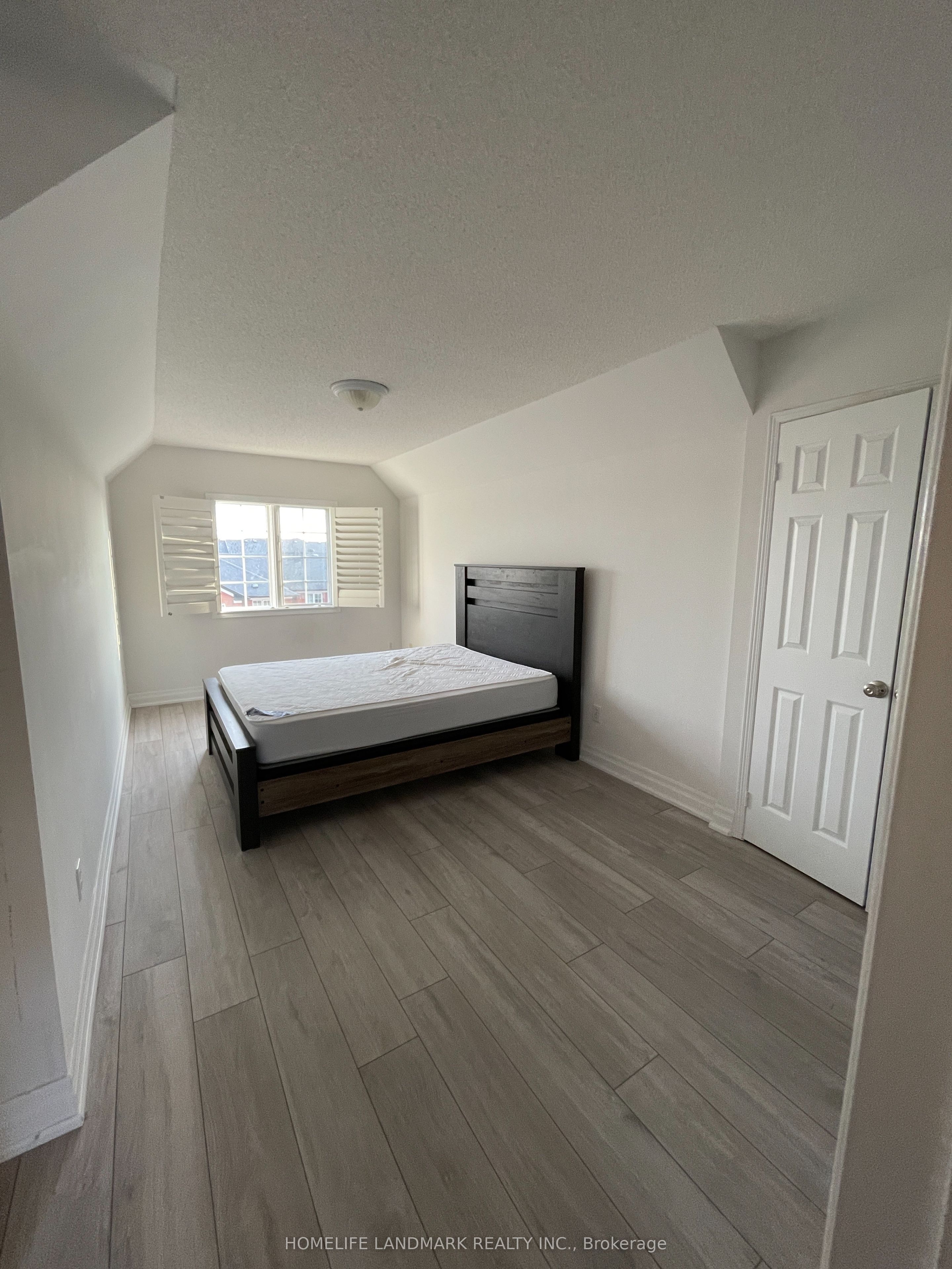 74 Bassett Ave Property Photo 13