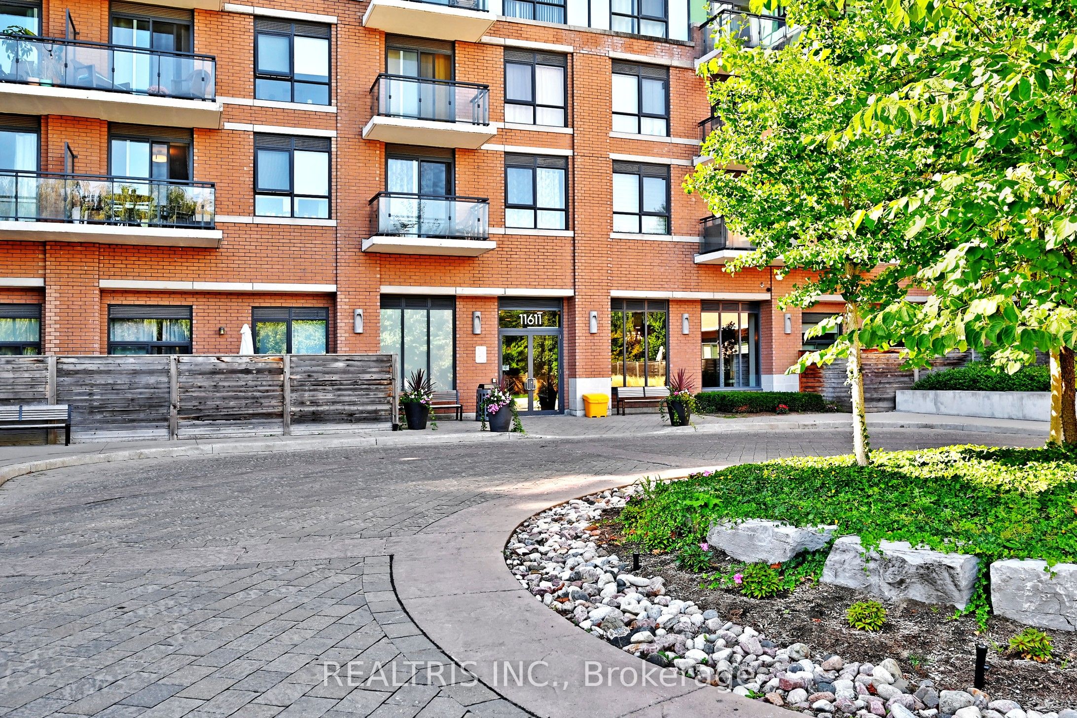 11611 Yonge St Property Photo 3