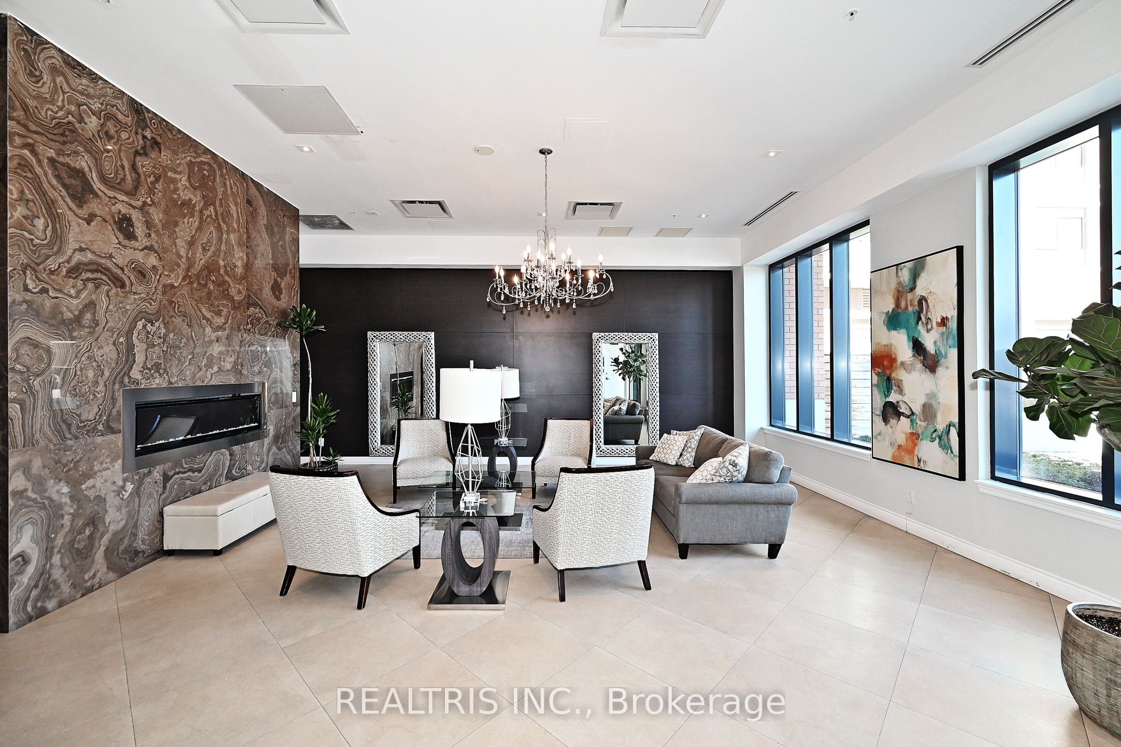 11611 Yonge St Property Photo 6