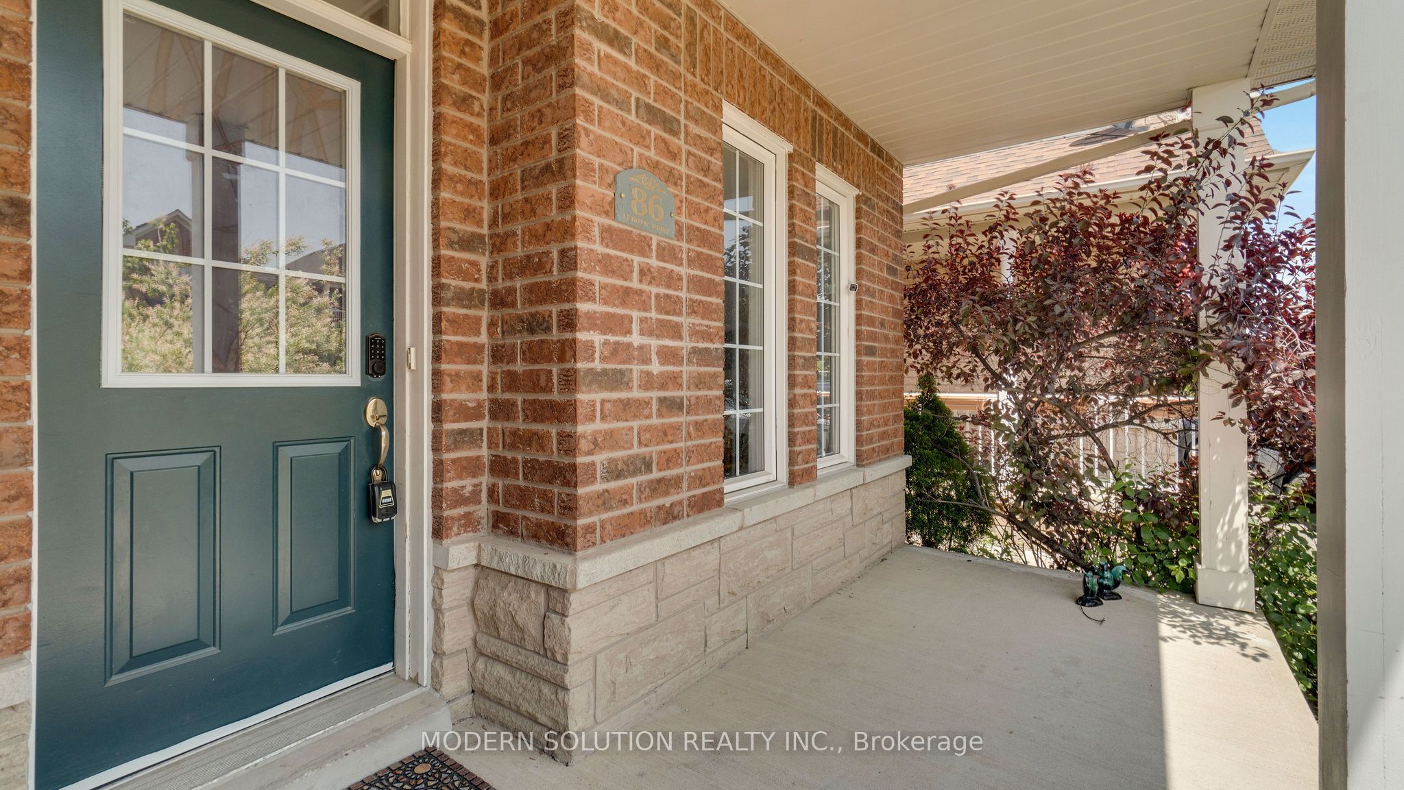 86 Lebovic Drive Property Photo 2