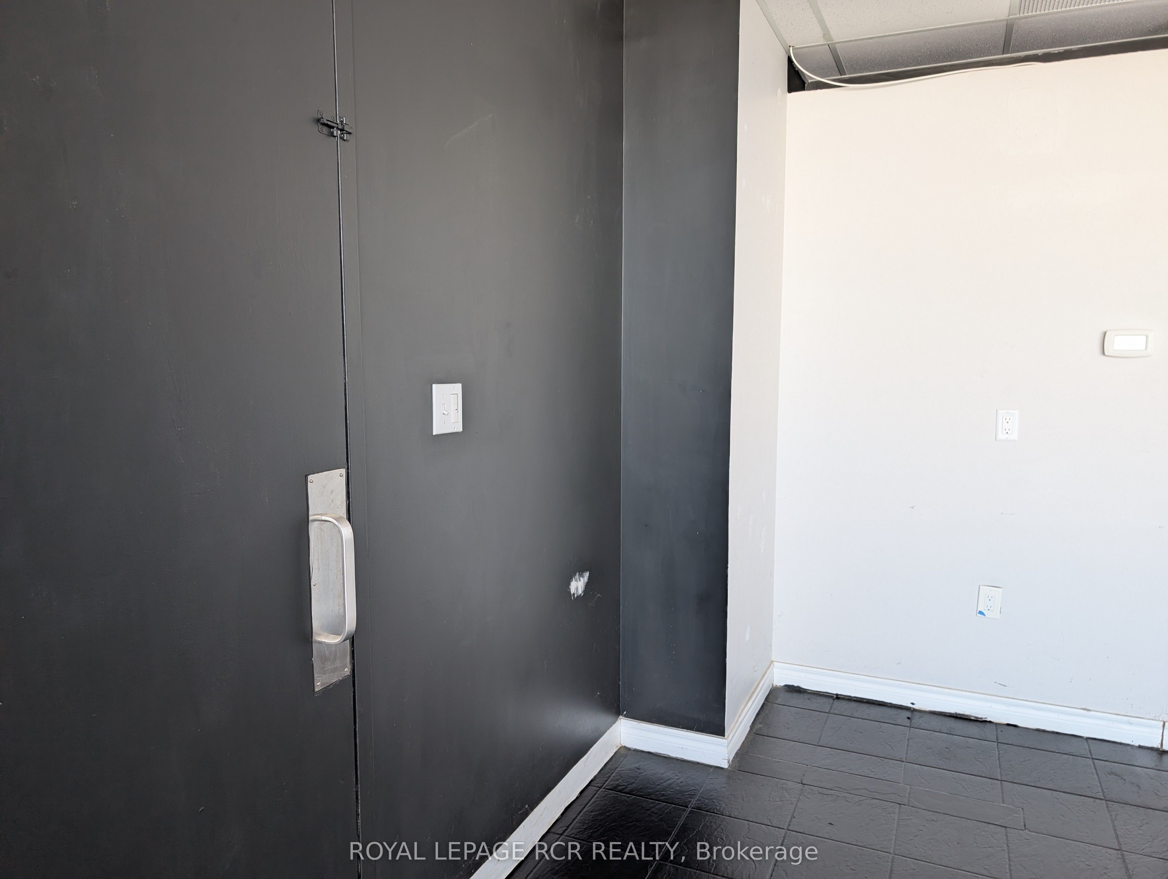 169 Dufferin Street S 27 Property Photo 6