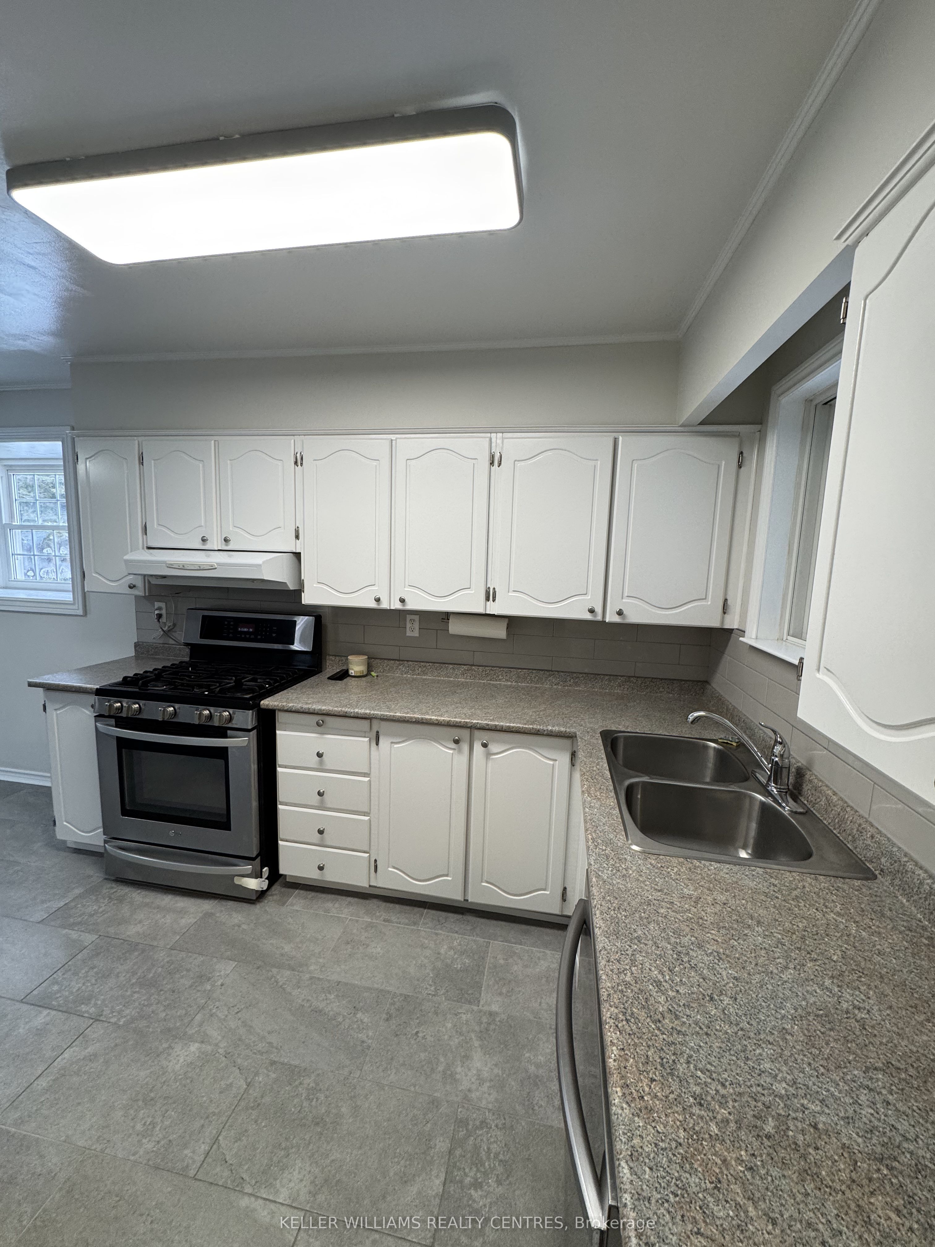 691 Irwin Cres Property Photo 2