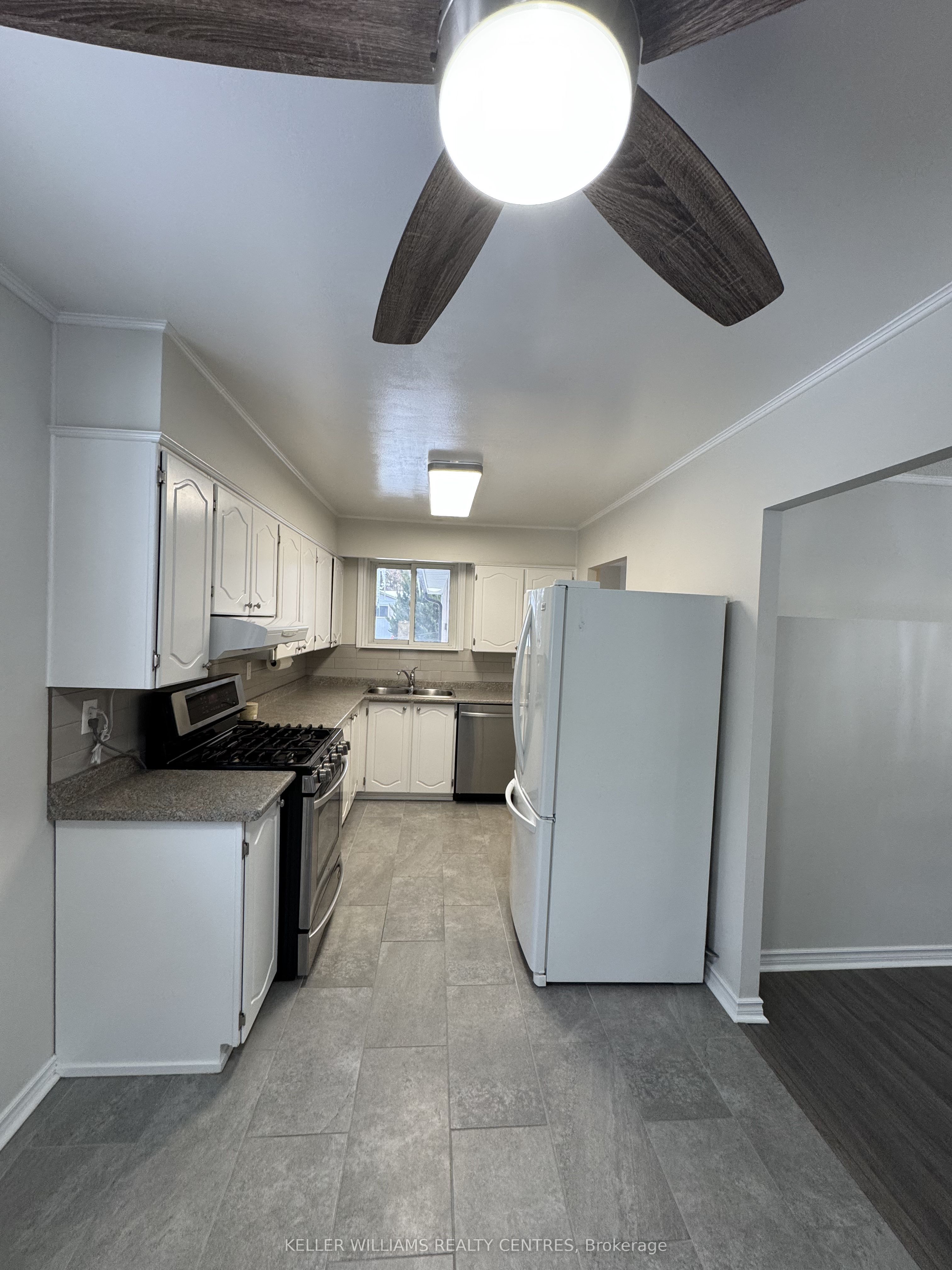 691 Irwin Cres Property Photo 3