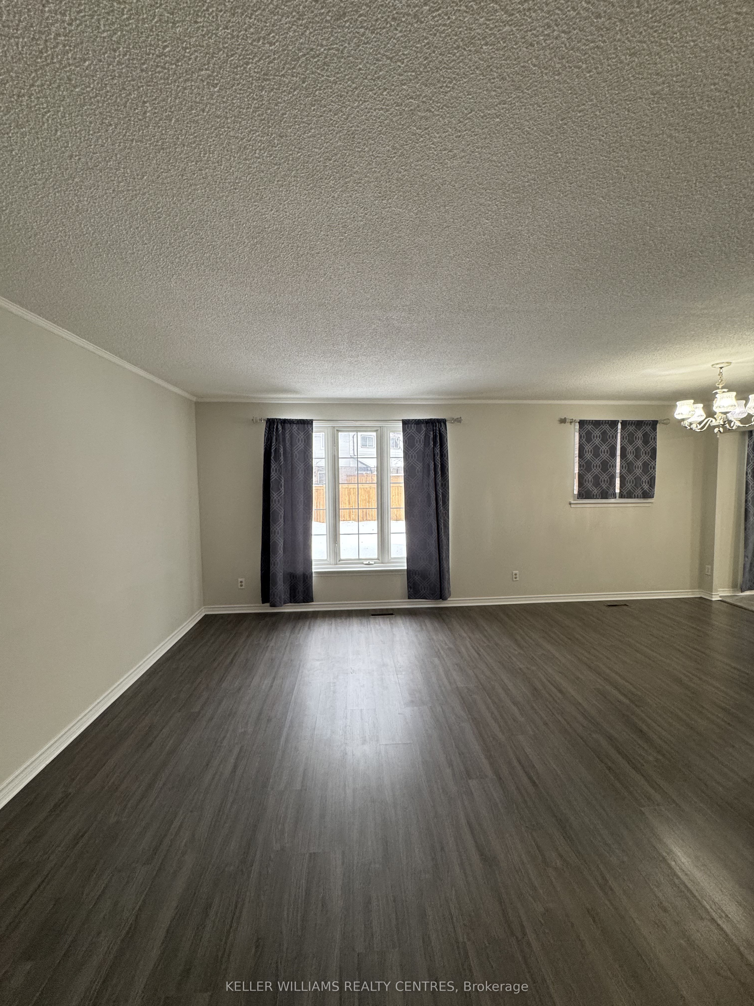 691 Irwin Cres Property Photo 4