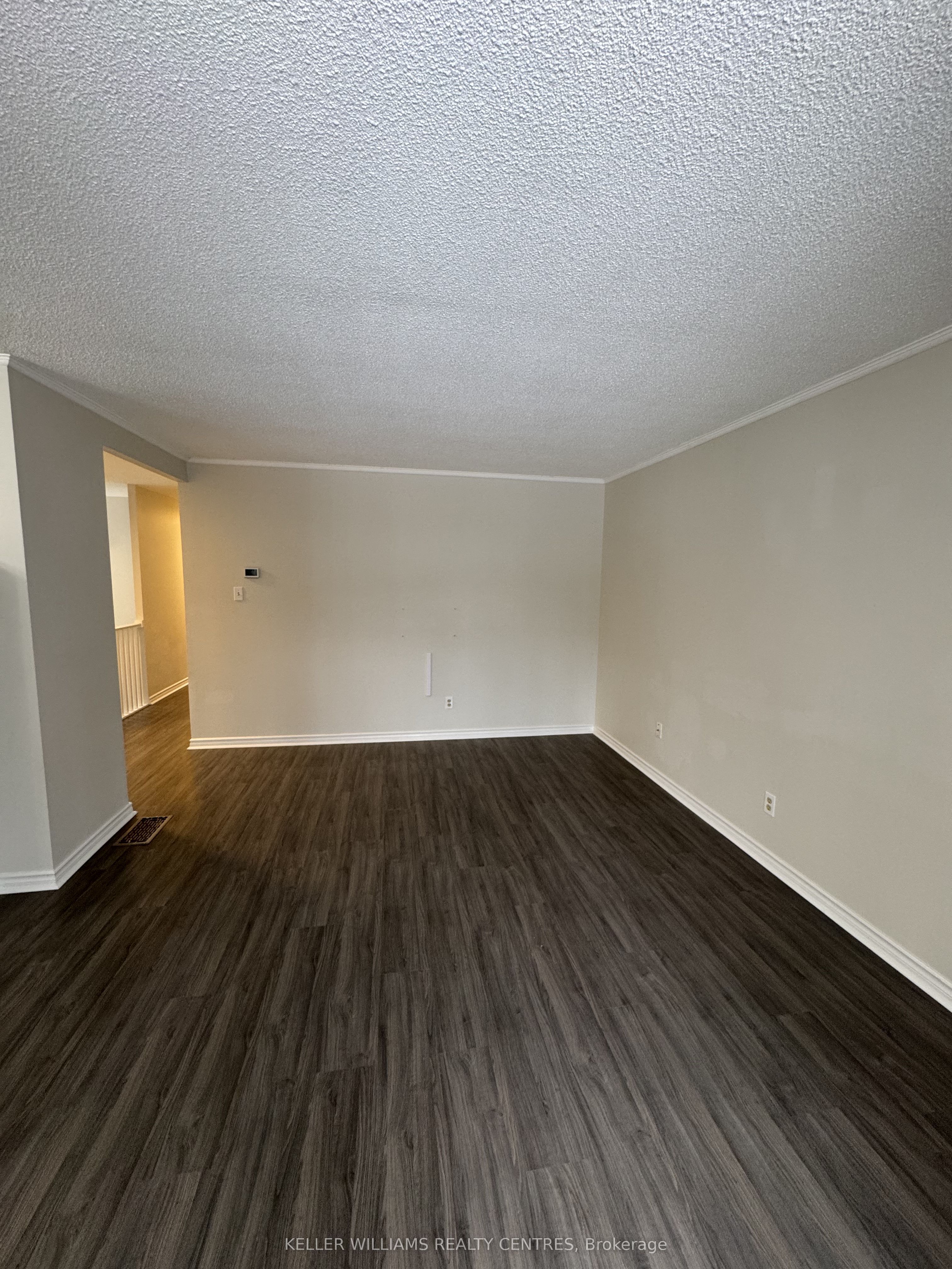 691 Irwin Cres Property Photo 6