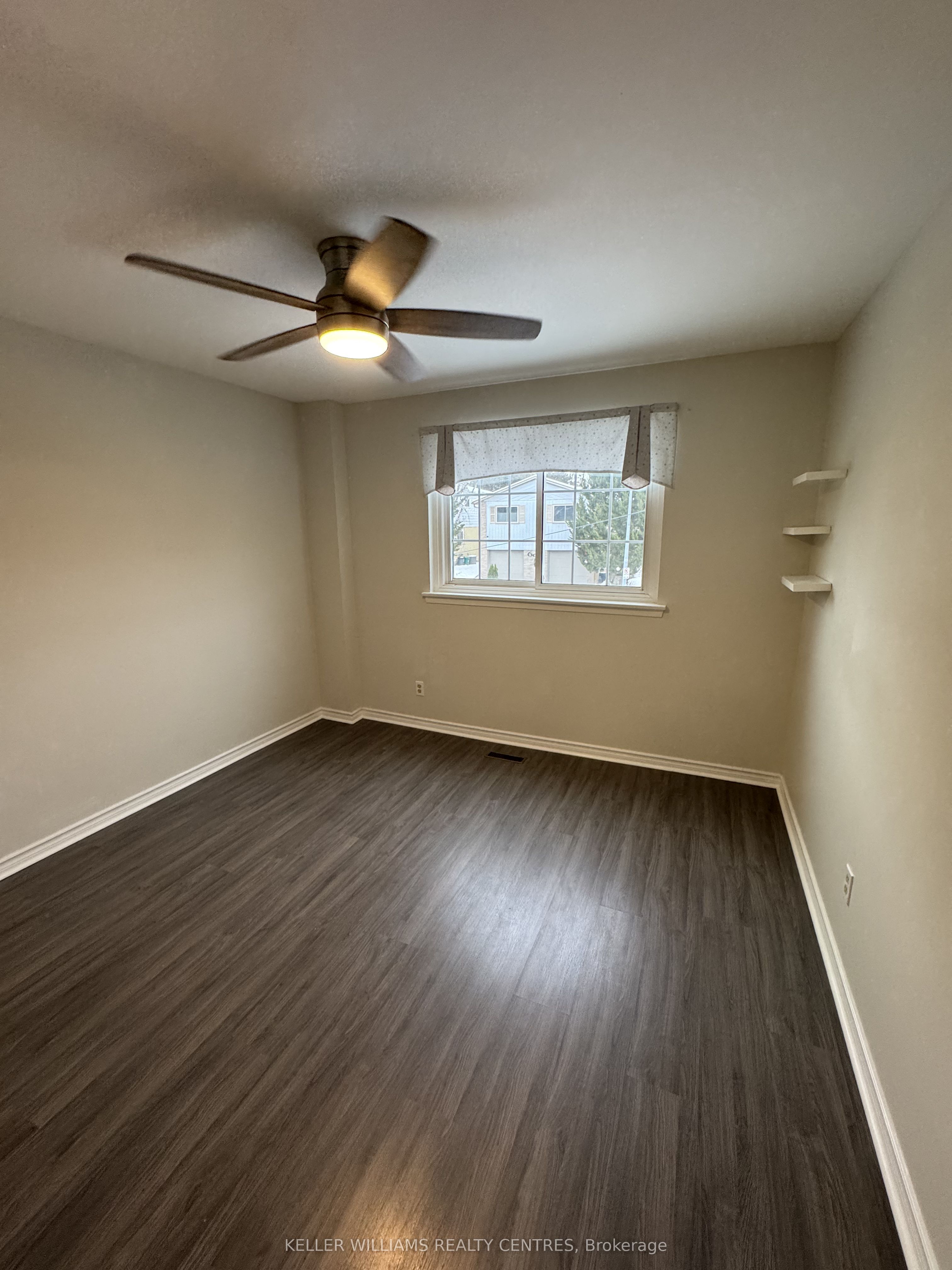 691 Irwin Cres Property Photo 14