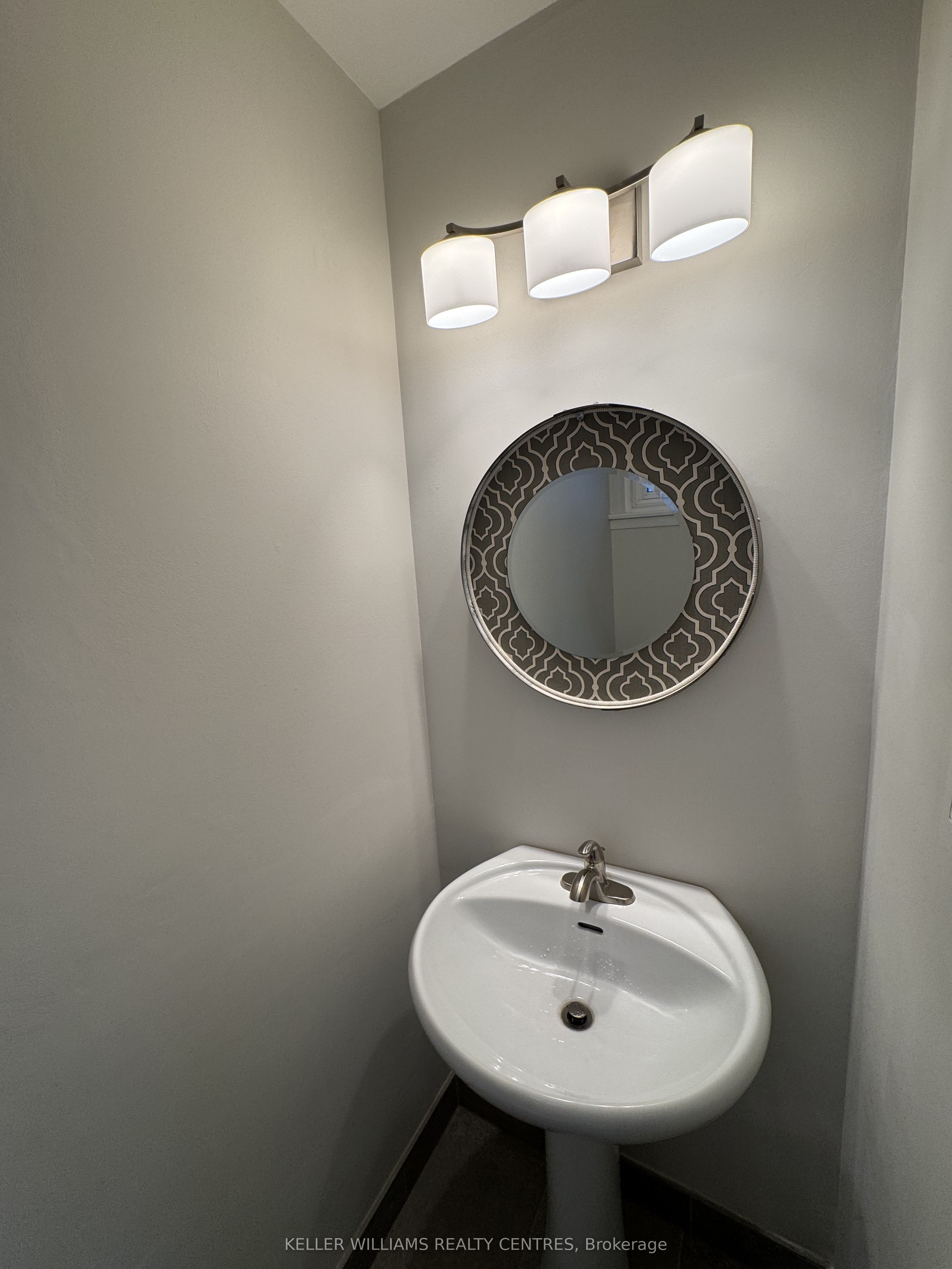 691 Irwin Cres Property Photo 16