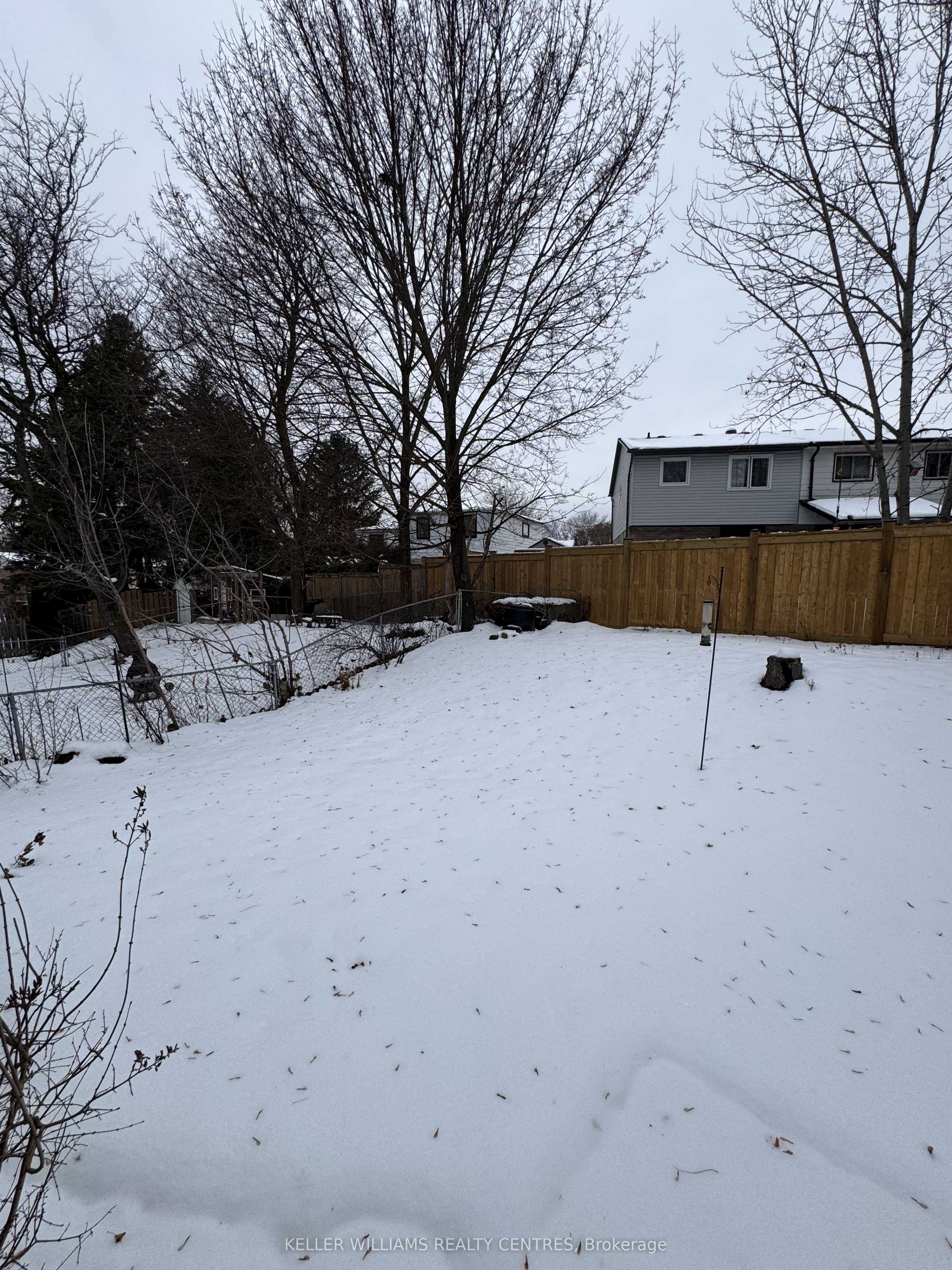 691 Irwin Cres Property Photo 23