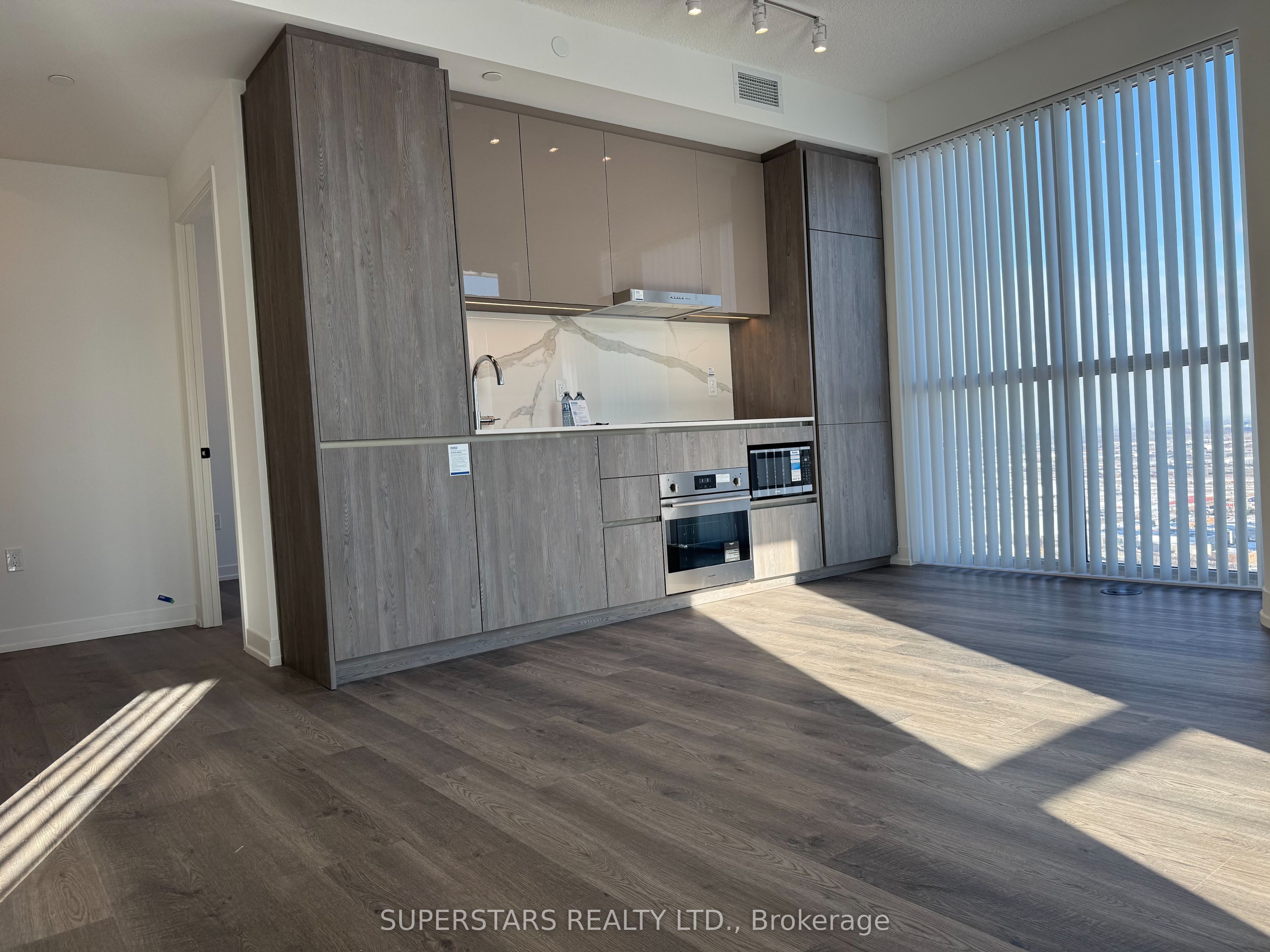 8 Interchange Way Property Photo 1