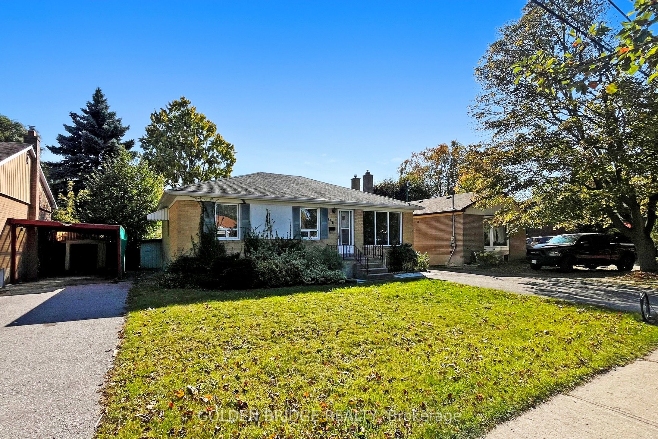 438 Centre St E