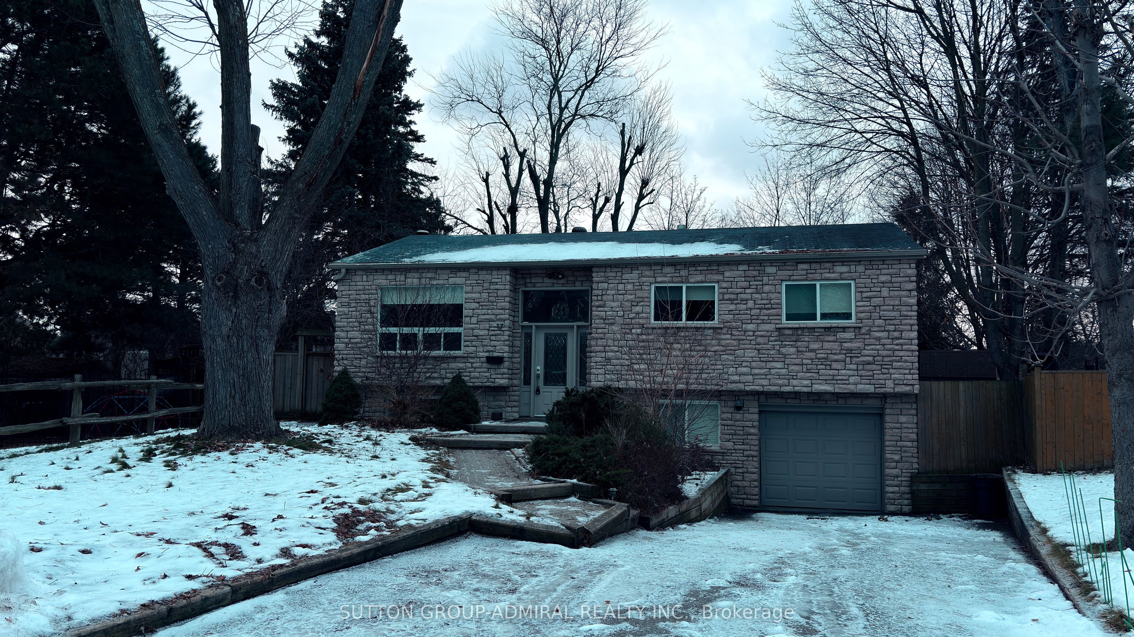 17 Law Cres Property Photo 1