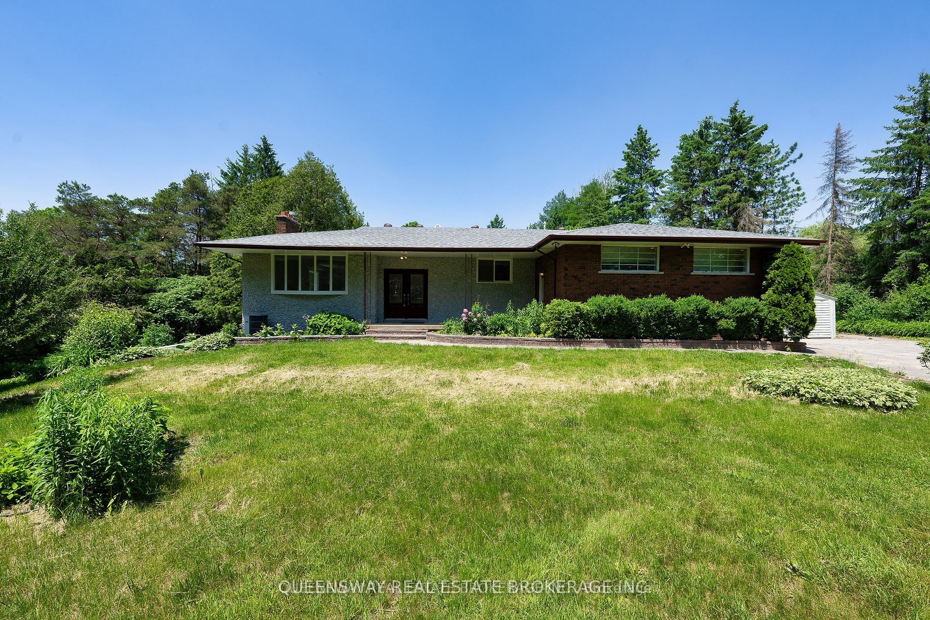 1268 15th Side Road Property Photo 1