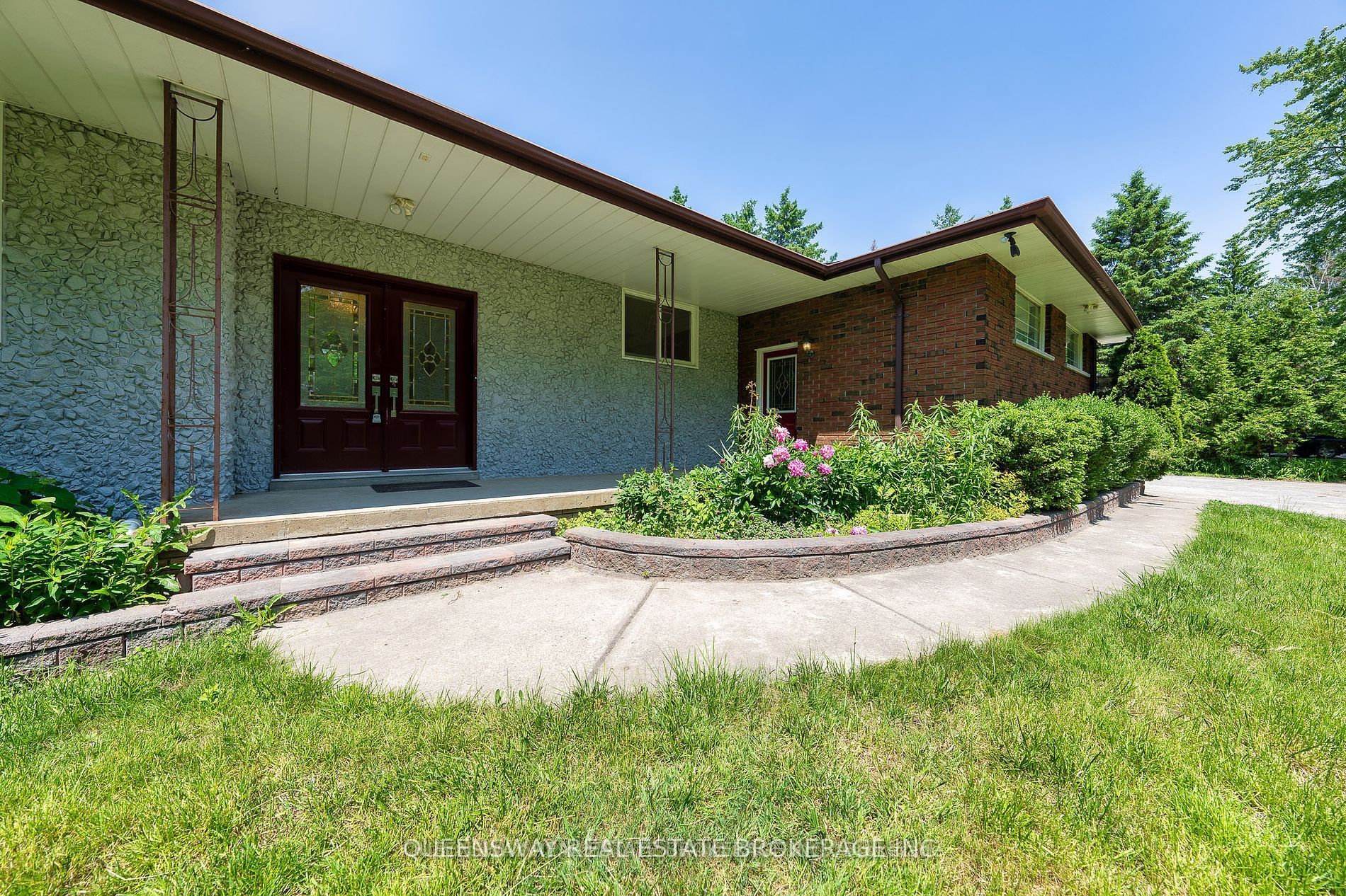 1268 15th Side Road Property Photo 2