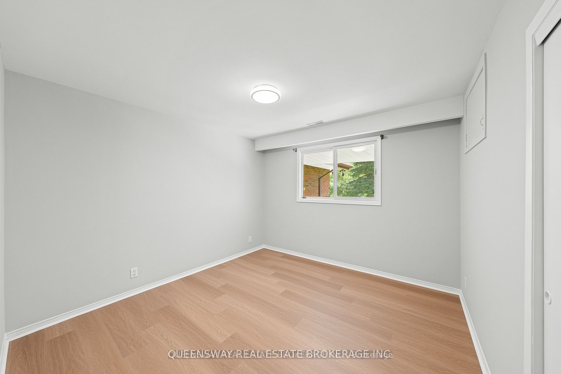1268 15th Side Road Property Photo 12