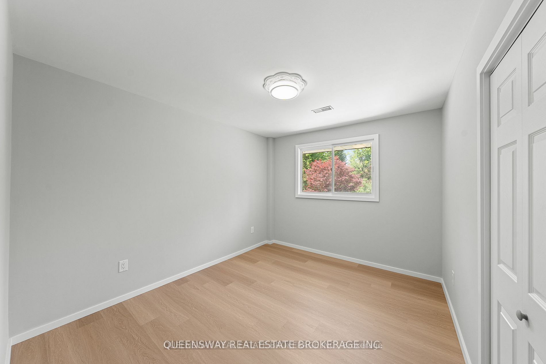 1268 15th Side Road Property Photo 13