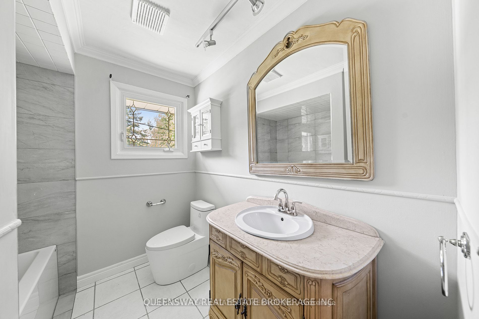 1268 15th Side Road Property Photo 16
