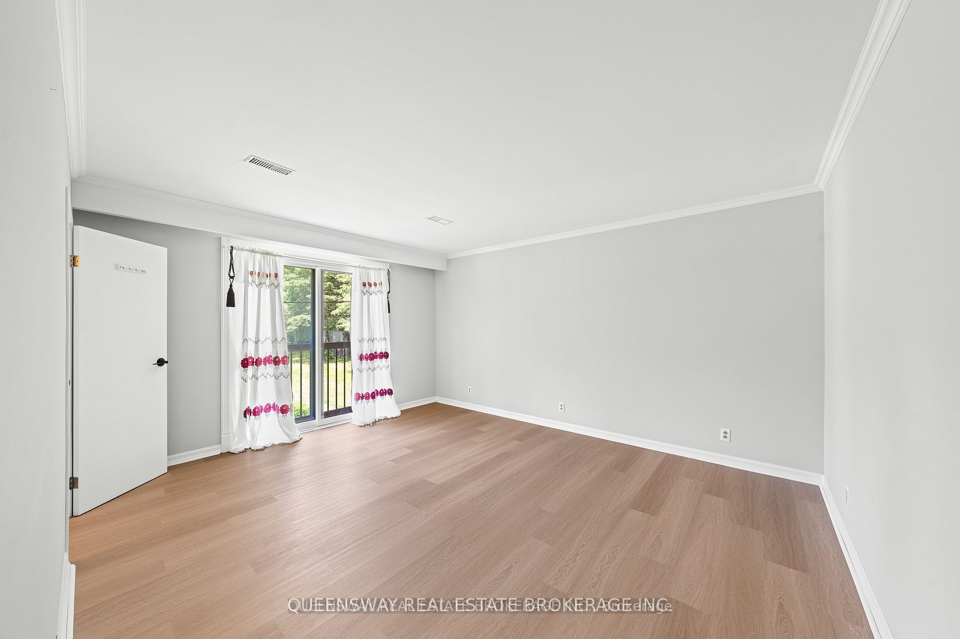1268 15th Side Road Property Photo 18