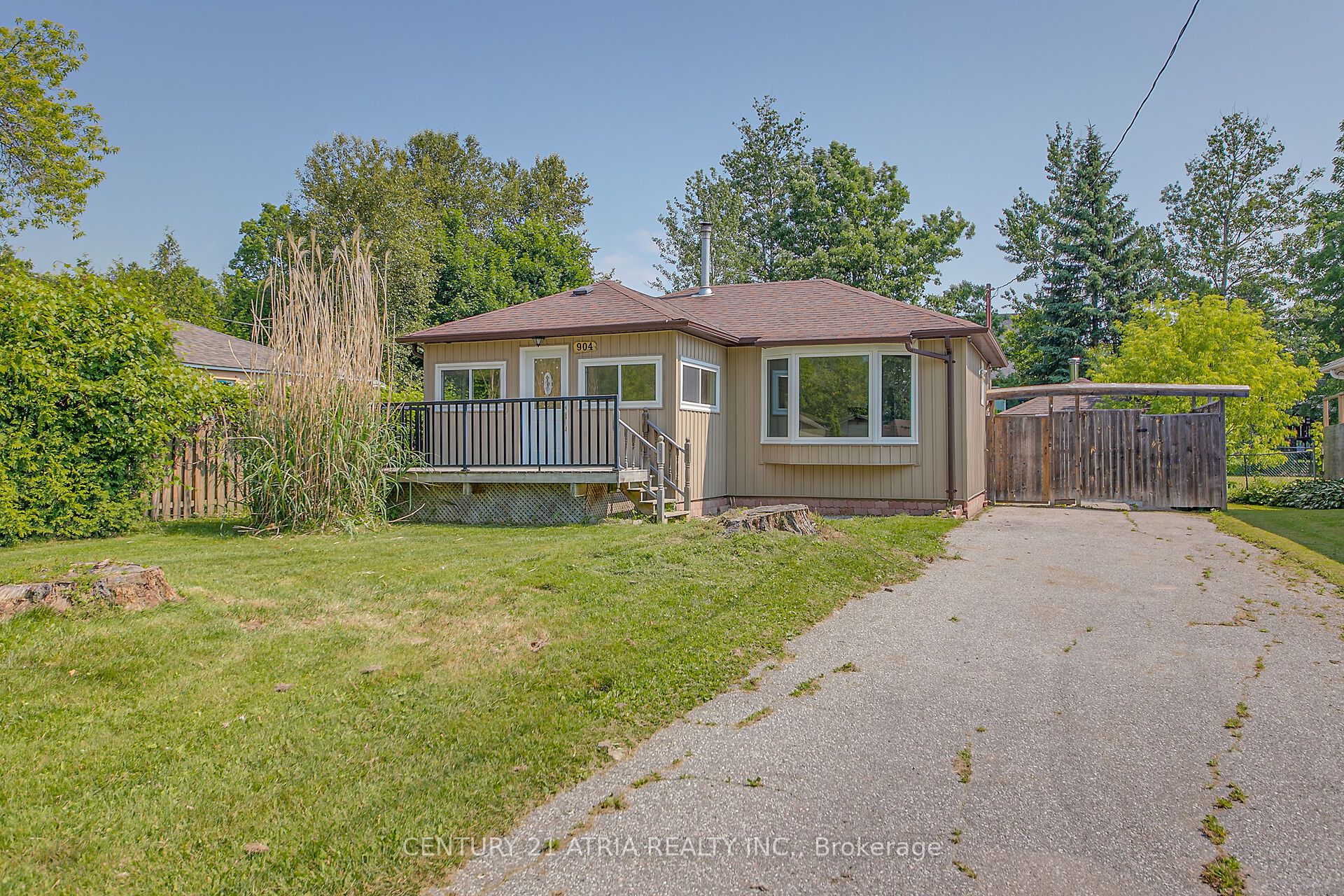 904 Maplewood Drive Property Photo 1