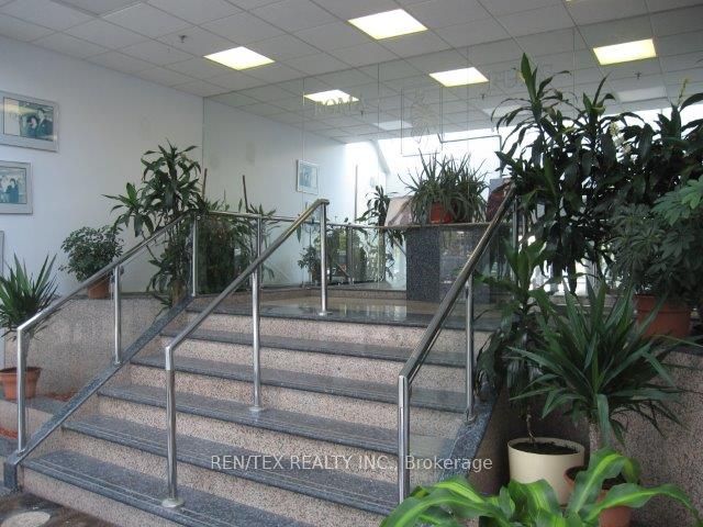 27 Roytec Road S. 5 Property Photo 2