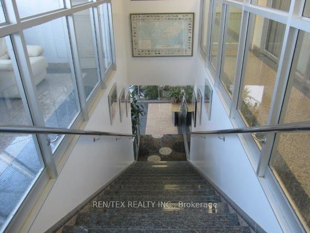 27 Roytec Road S. 5 Property Photo 3