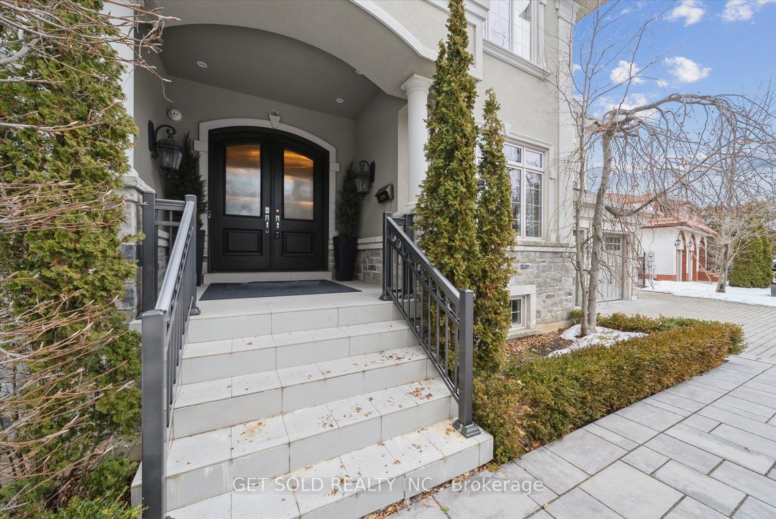 8 Thornhill Avenue Property Photo 3