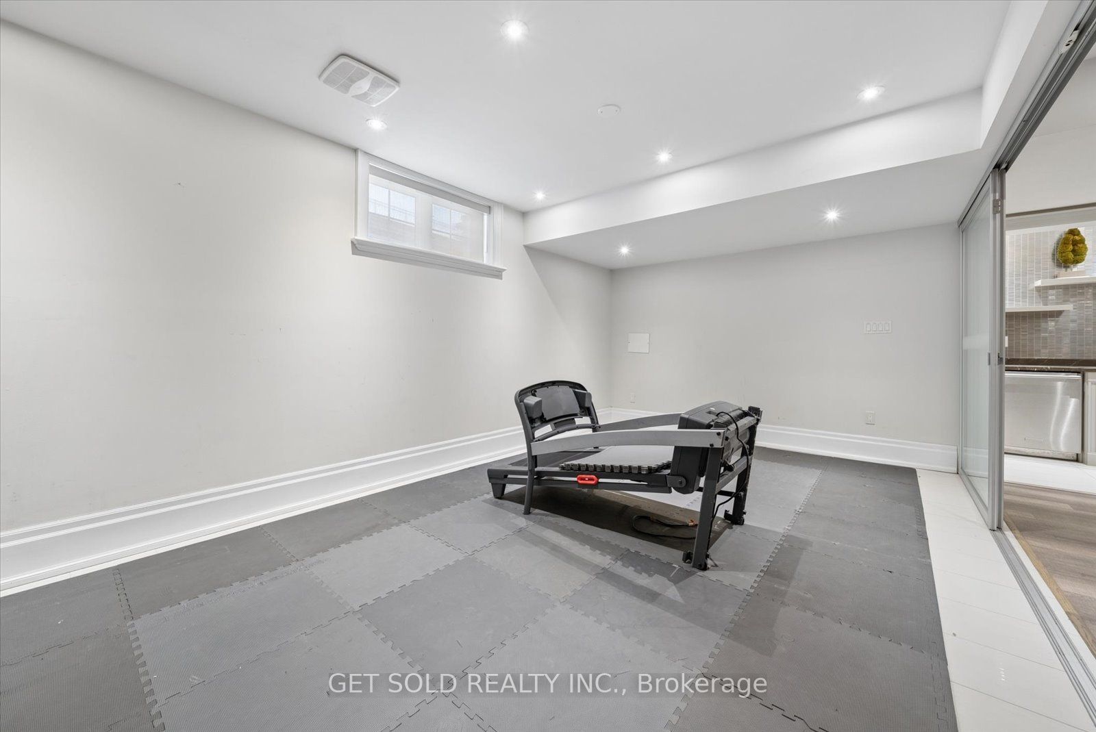 8 Thornhill Avenue Property Photo 40