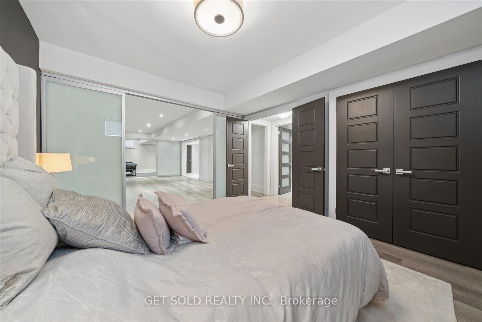 8 Thornhill Avenue Property Photo 42