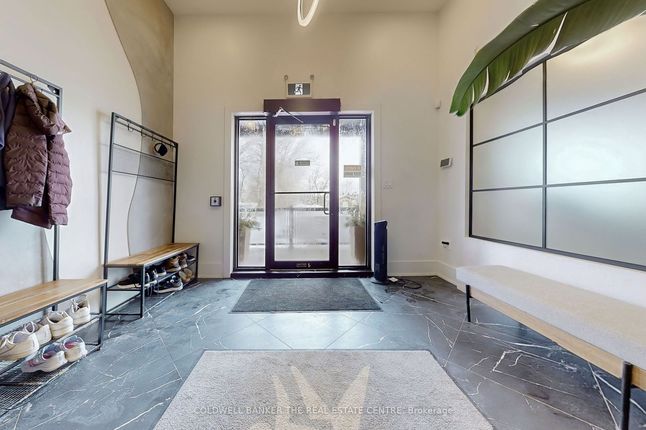 543 The Queensway N/a S Property Photo 4