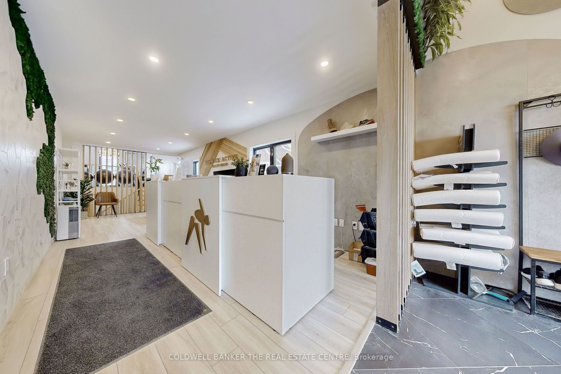 543 The Queensway N/a S Property Photo 6