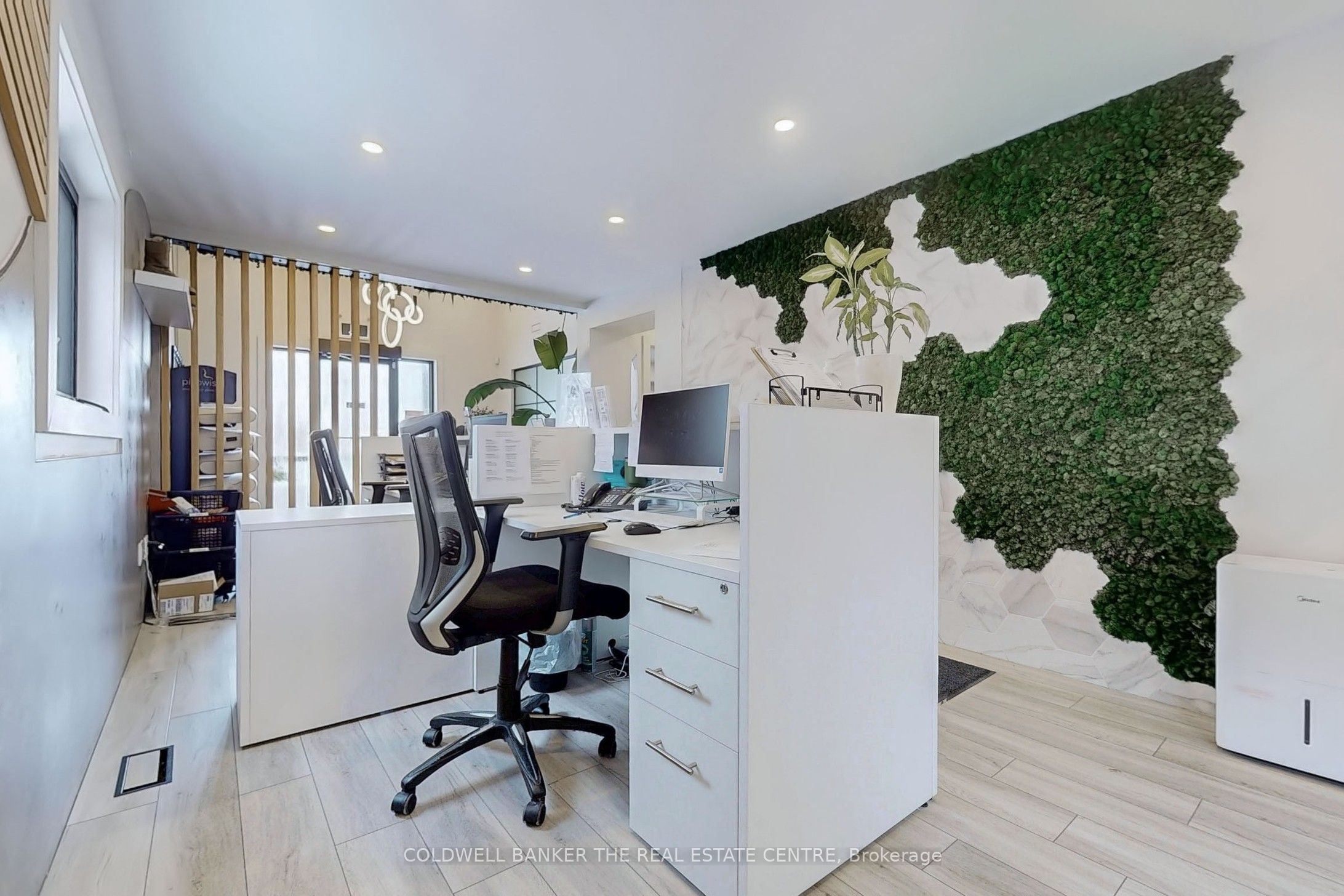 543 The Queensway N/a S Property Photo 8