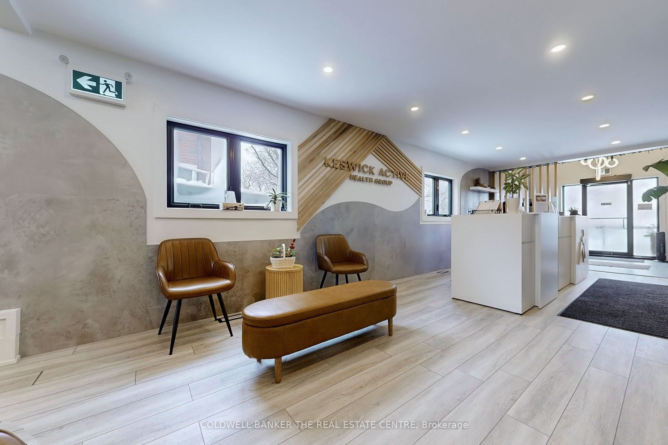 543 The Queensway N/a S Property Photo 10