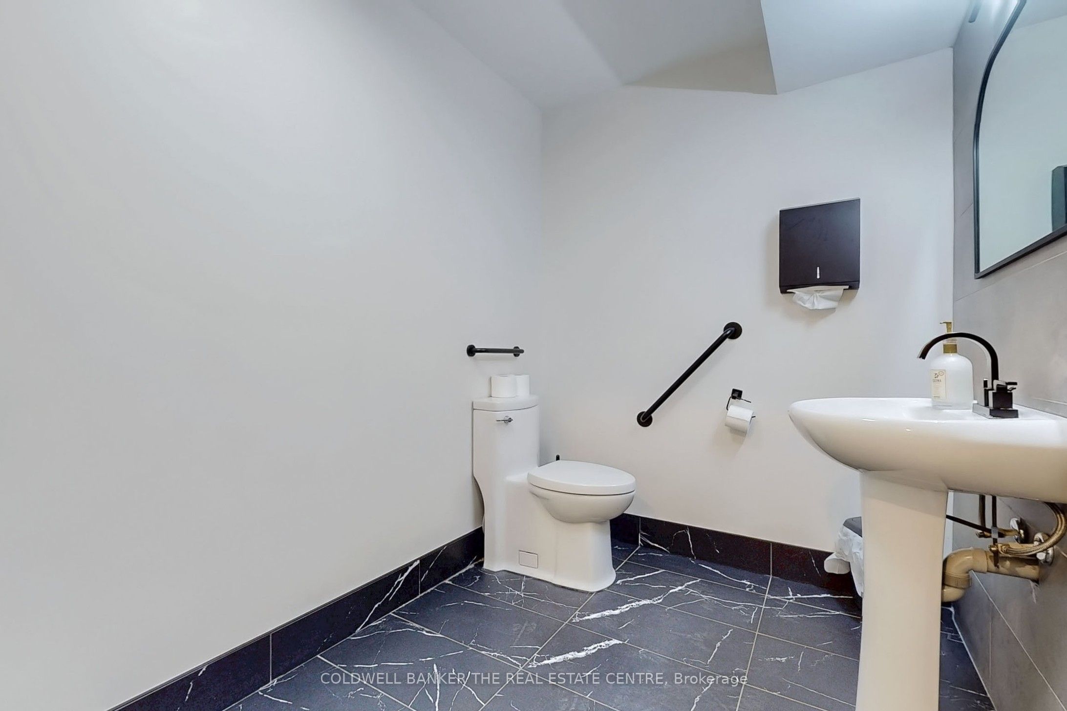 543 The Queensway N/a S Property Photo 12