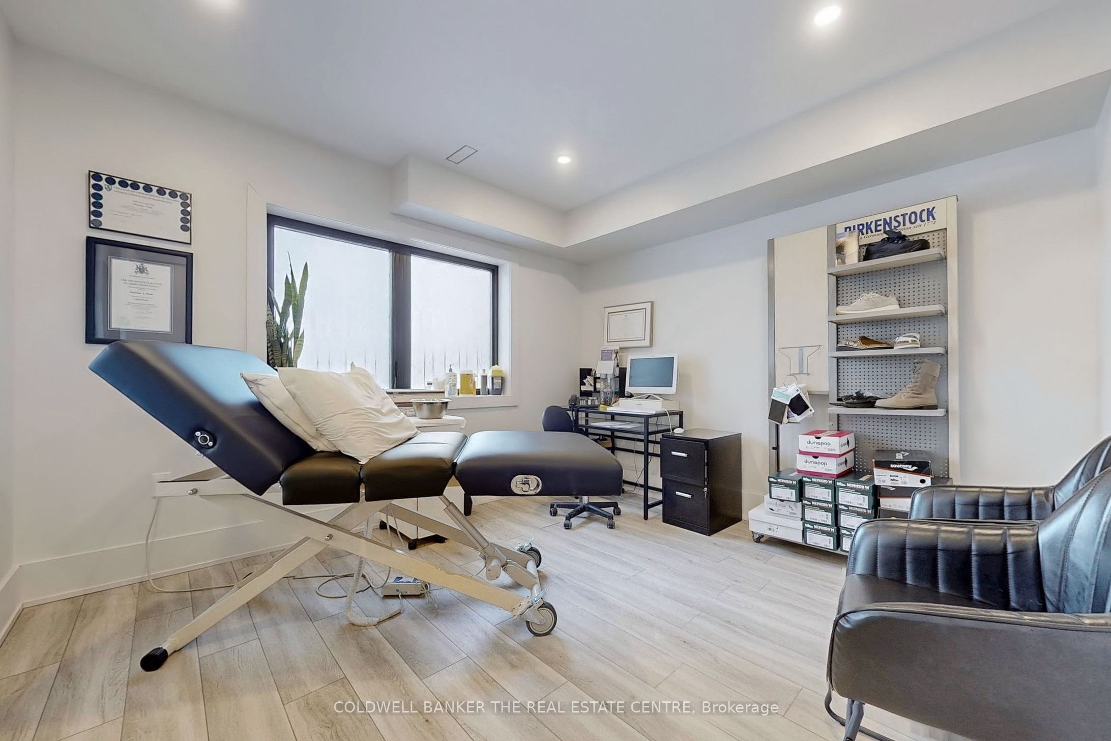 543 The Queensway N/a S Property Photo 15