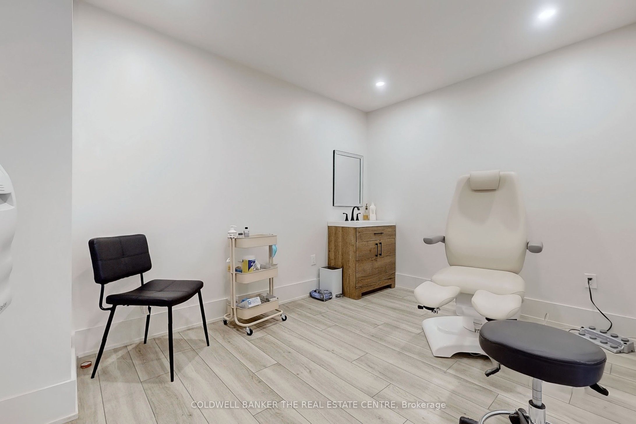 543 The Queensway N/a S Property Photo 16