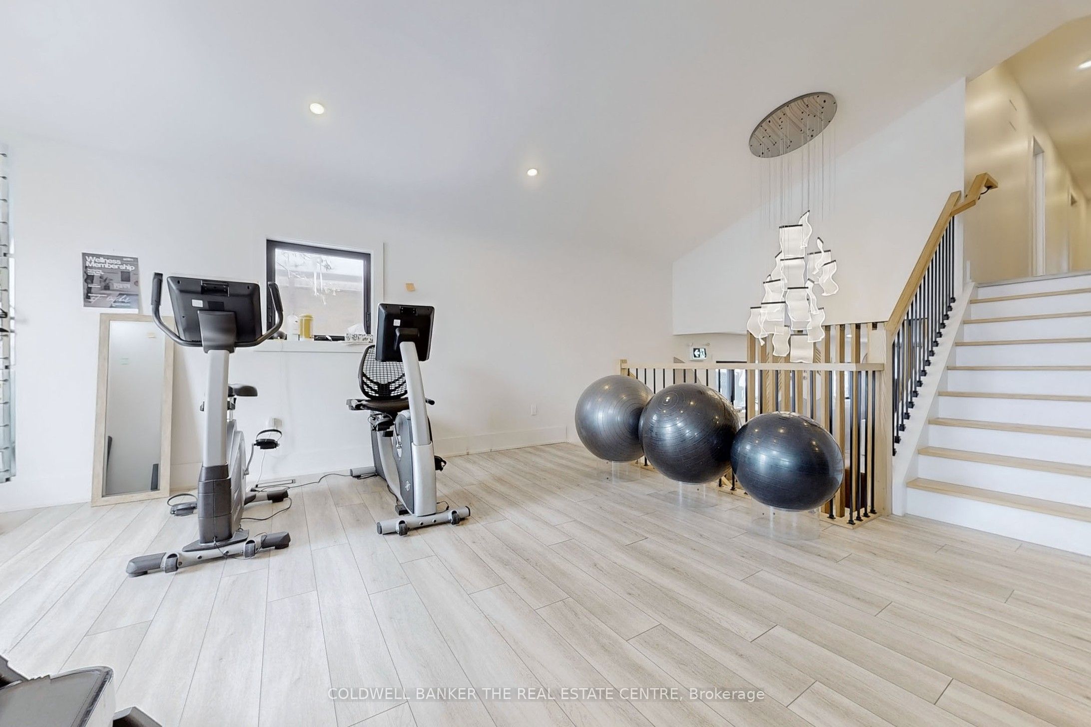 543 The Queensway N/a S Property Photo 20