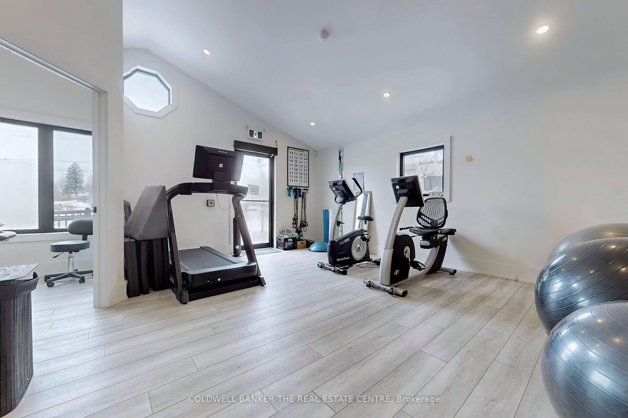 543 The Queensway N/a S Property Photo 21