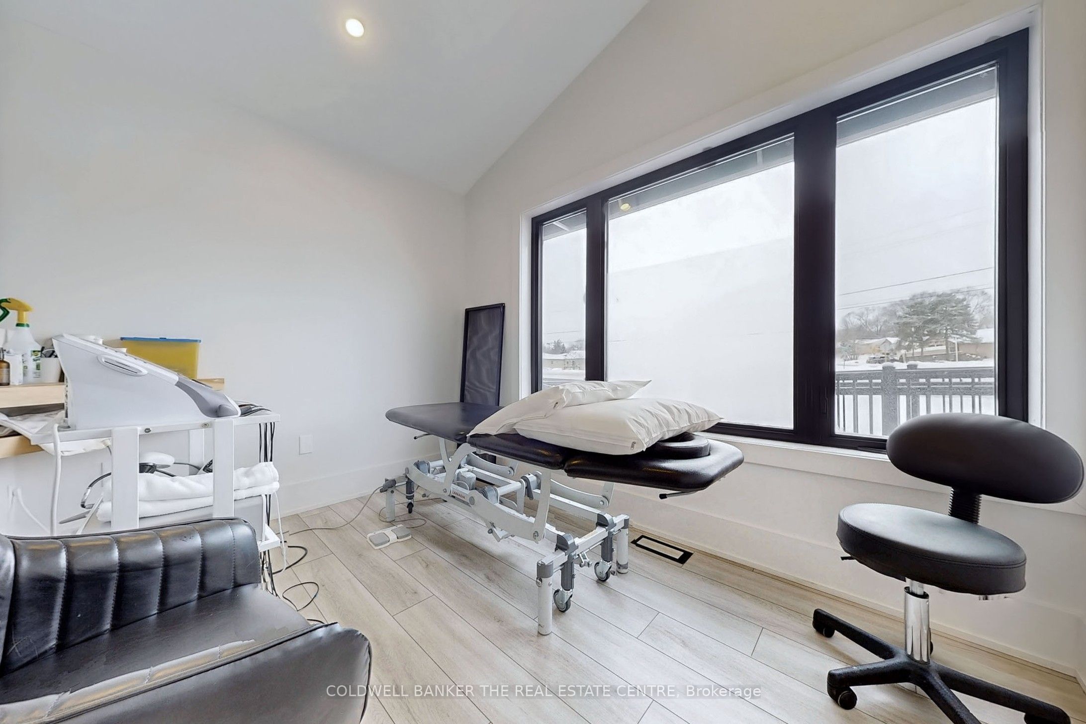 543 The Queensway N/a S Property Photo 22