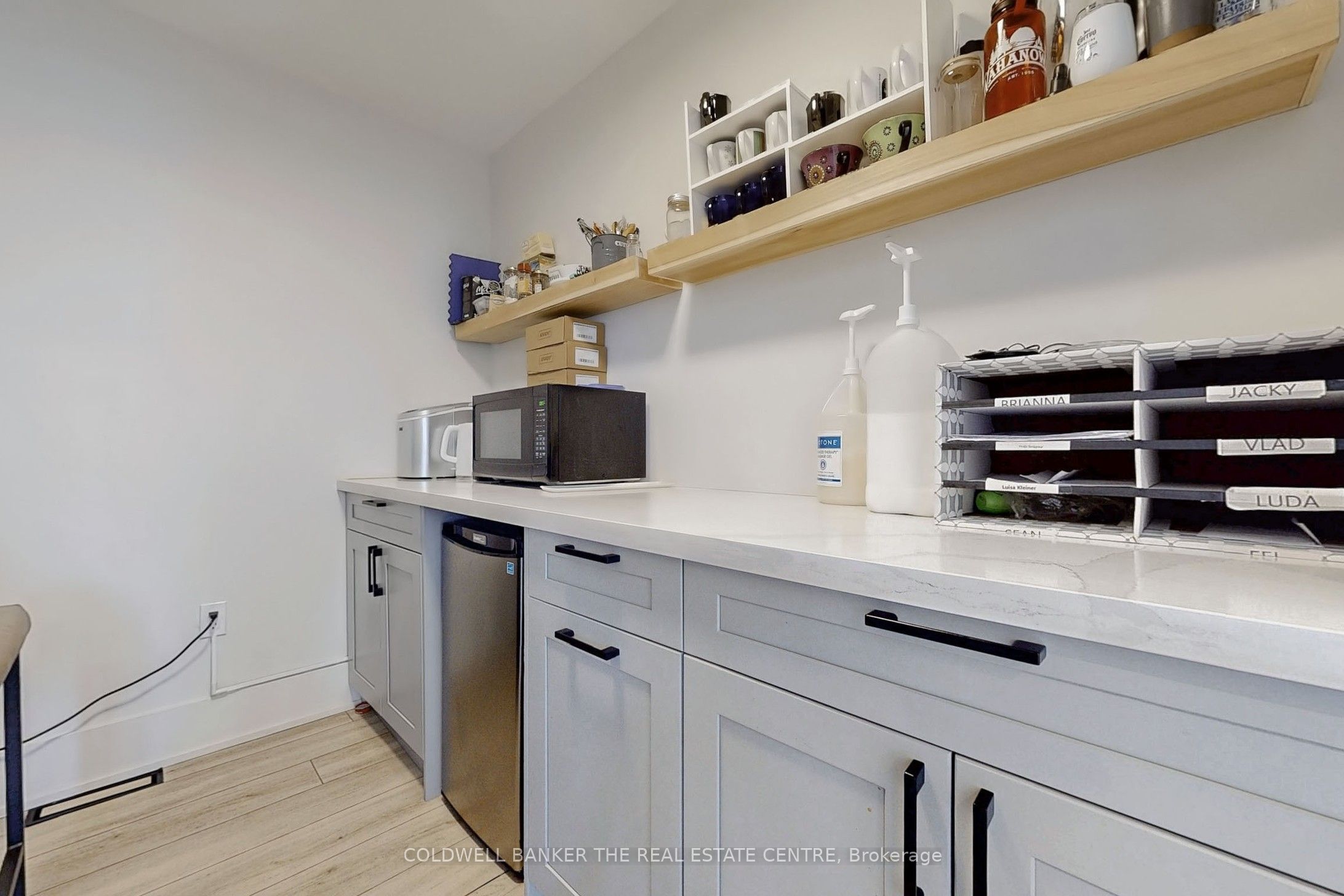 543 The Queensway N/a S Property Photo 25