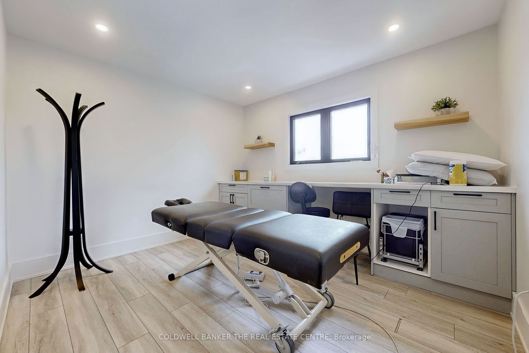 543 The Queensway N/a S Property Photo 27