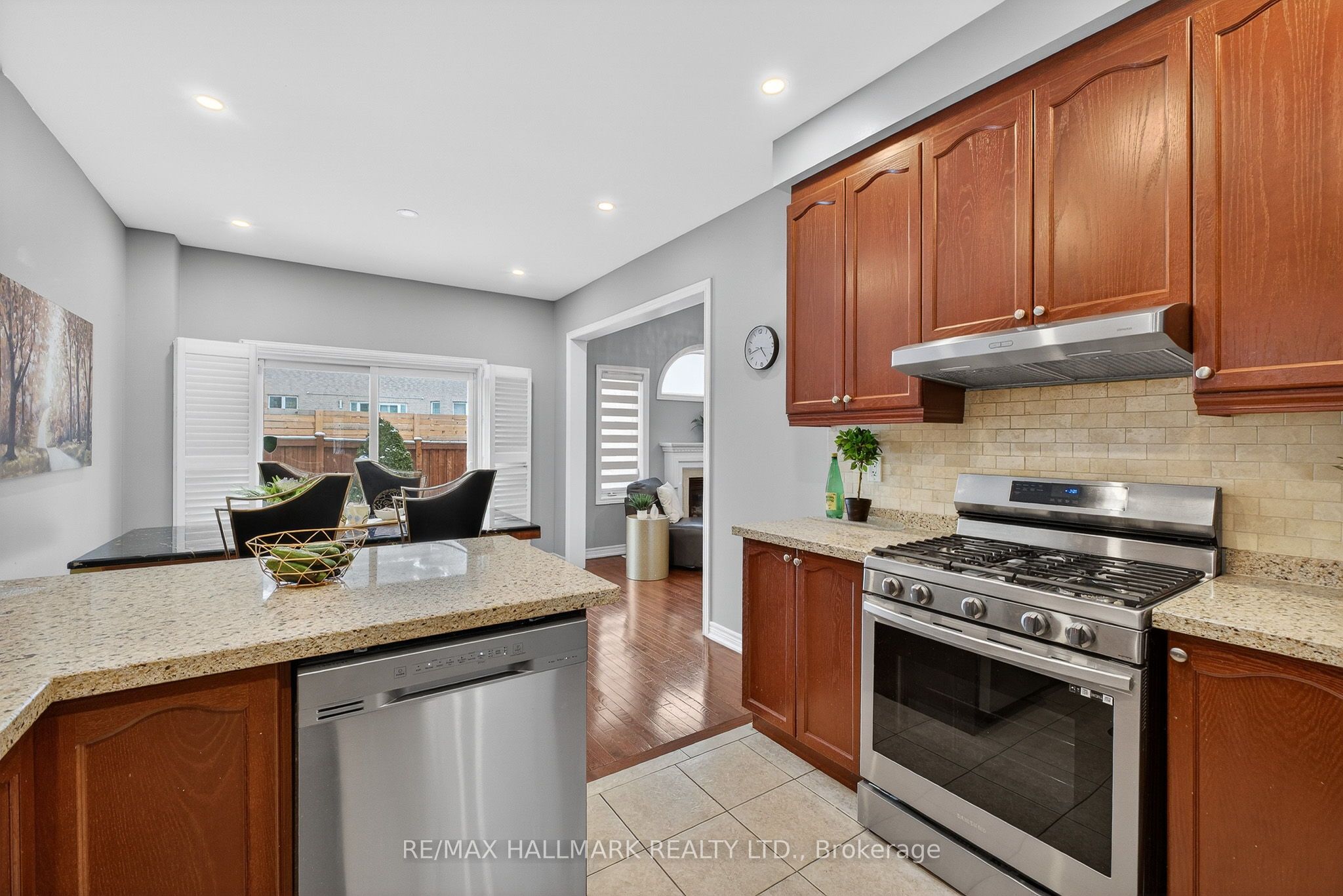 77 Maurier Boulevard Property Photo 15