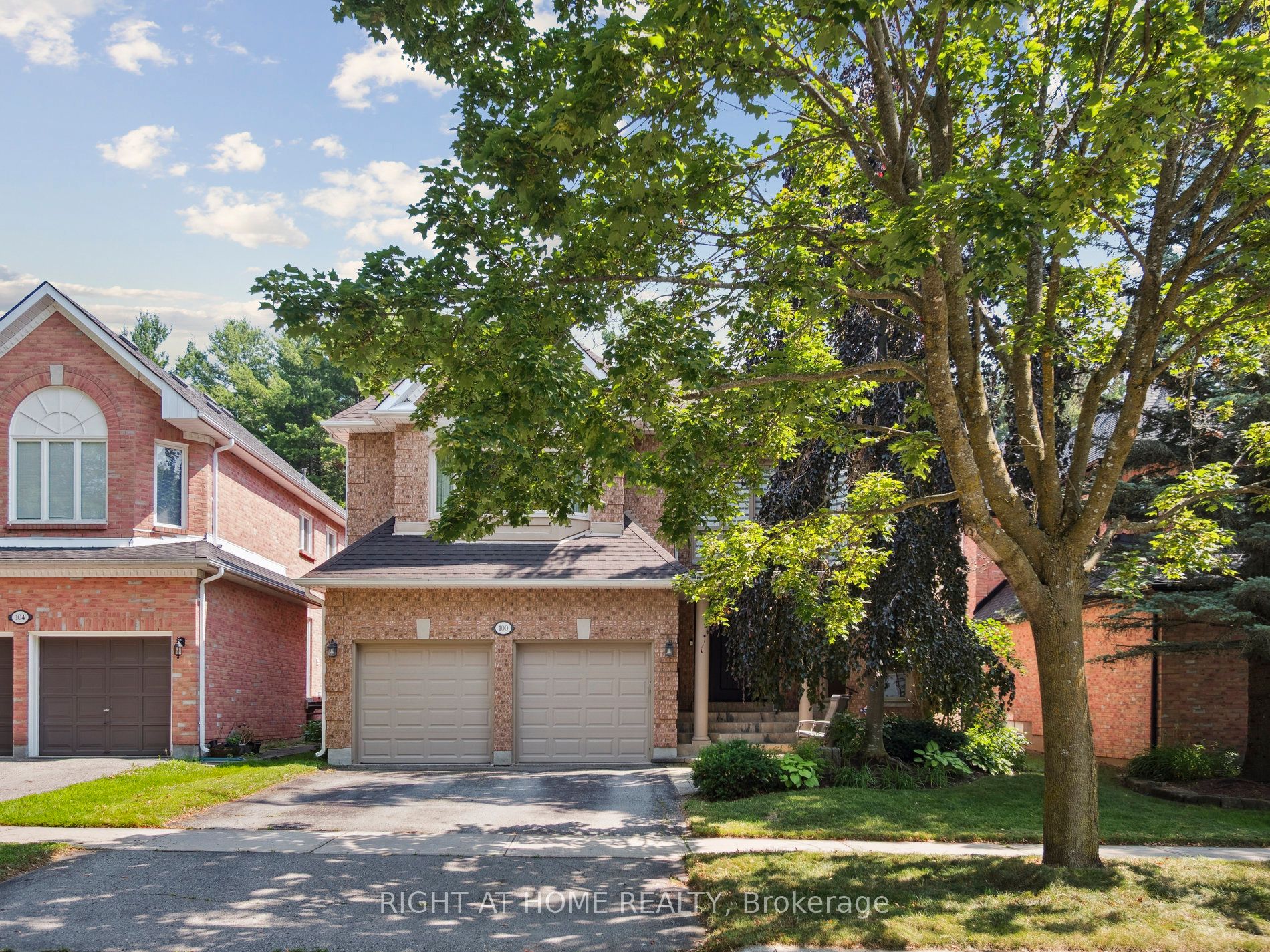 100 Carlyle Crescent Property Photo 2