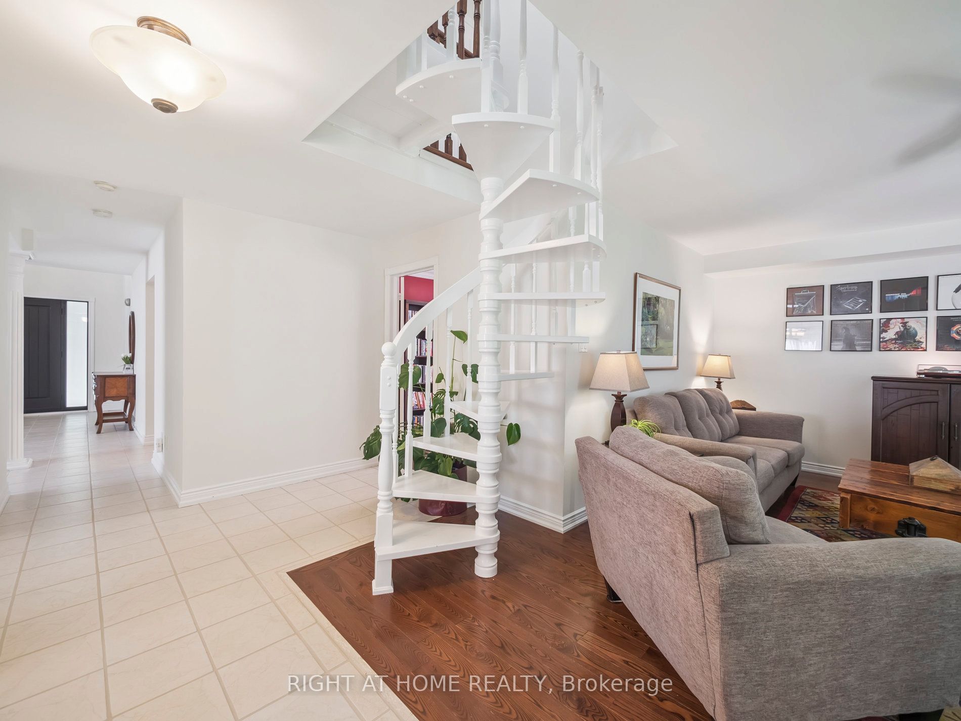 100 Carlyle Crescent Property Photo 9
