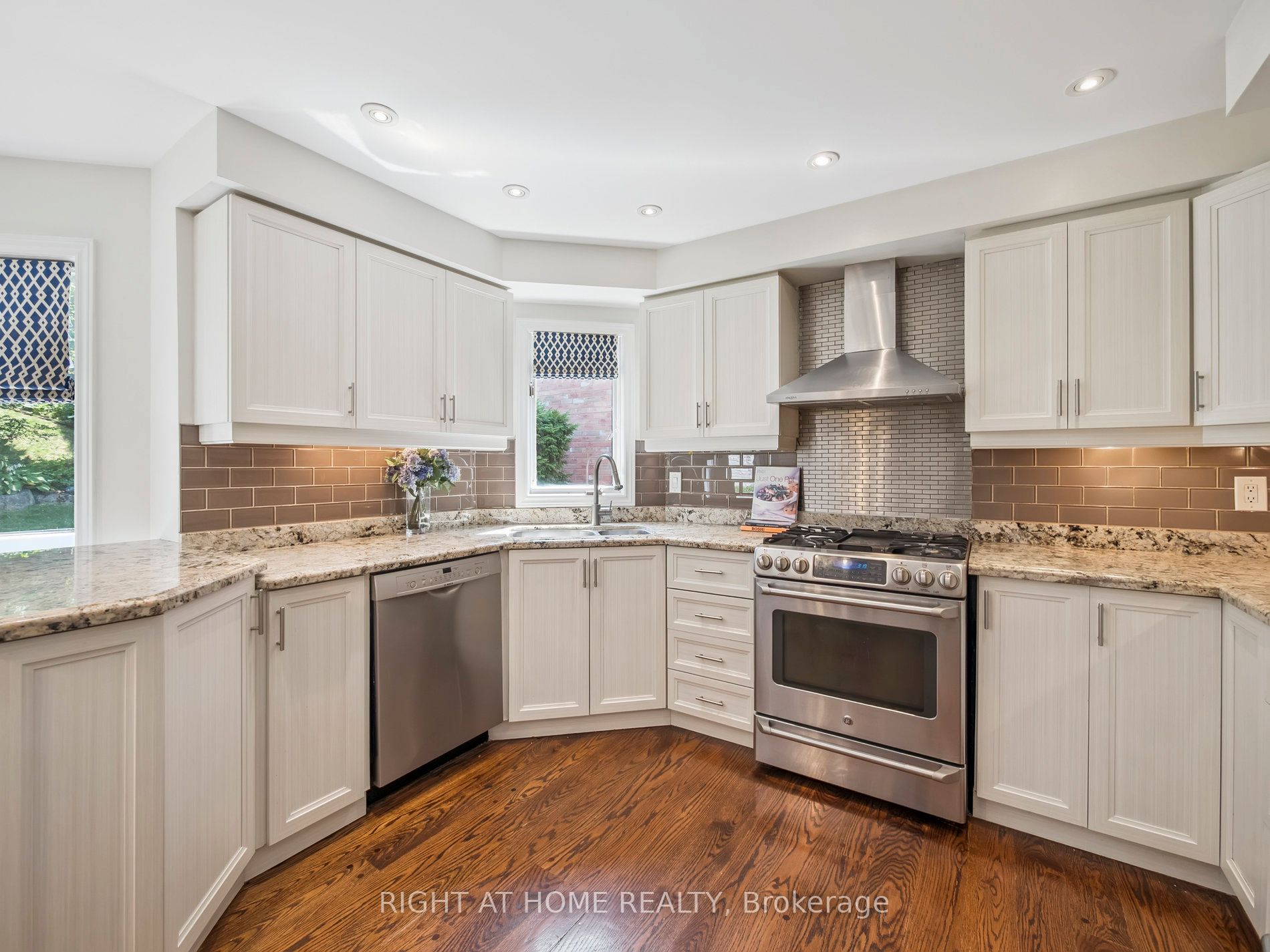 100 Carlyle Crescent Property Photo 14