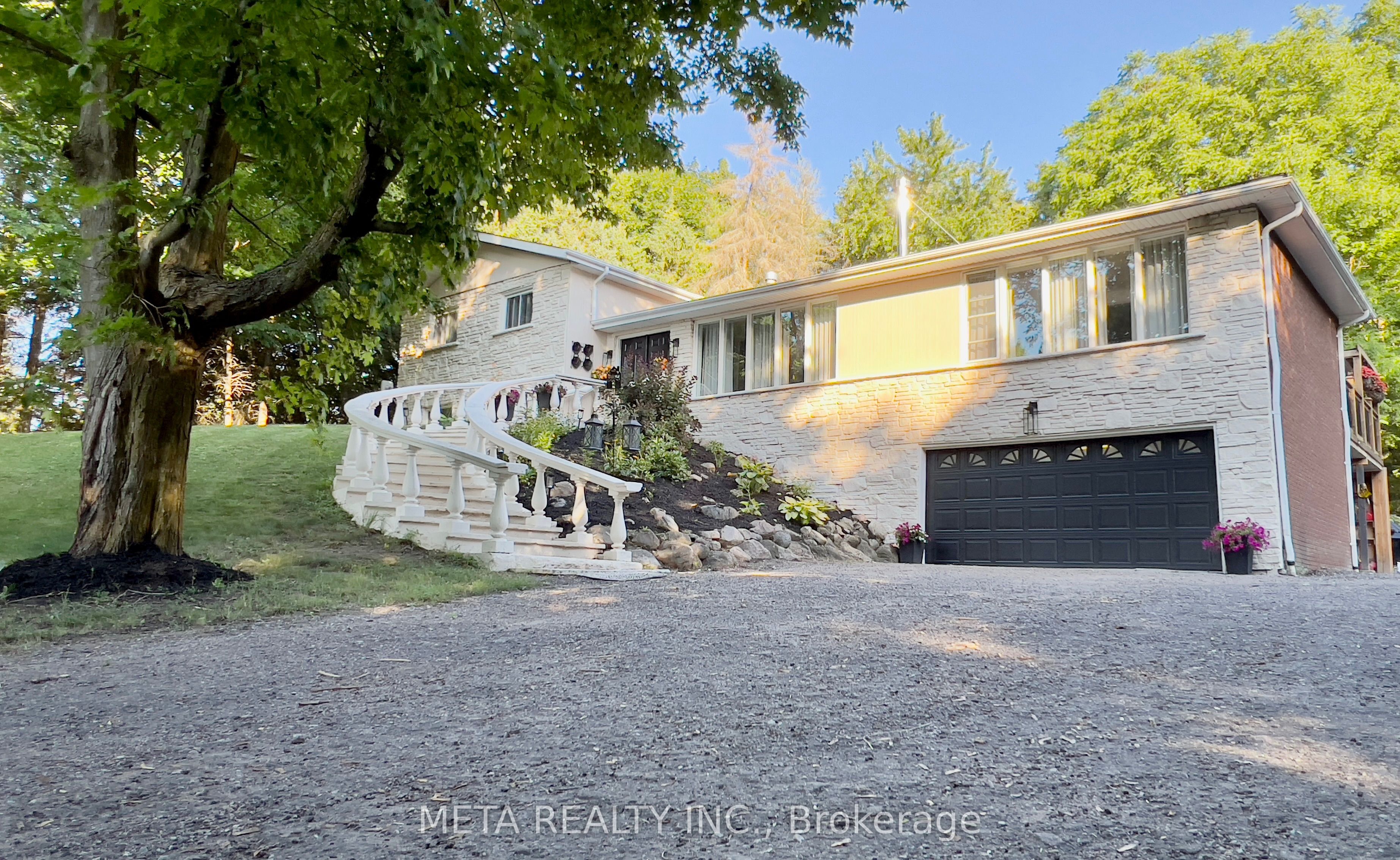 5653 7th Line Property Photo 4
