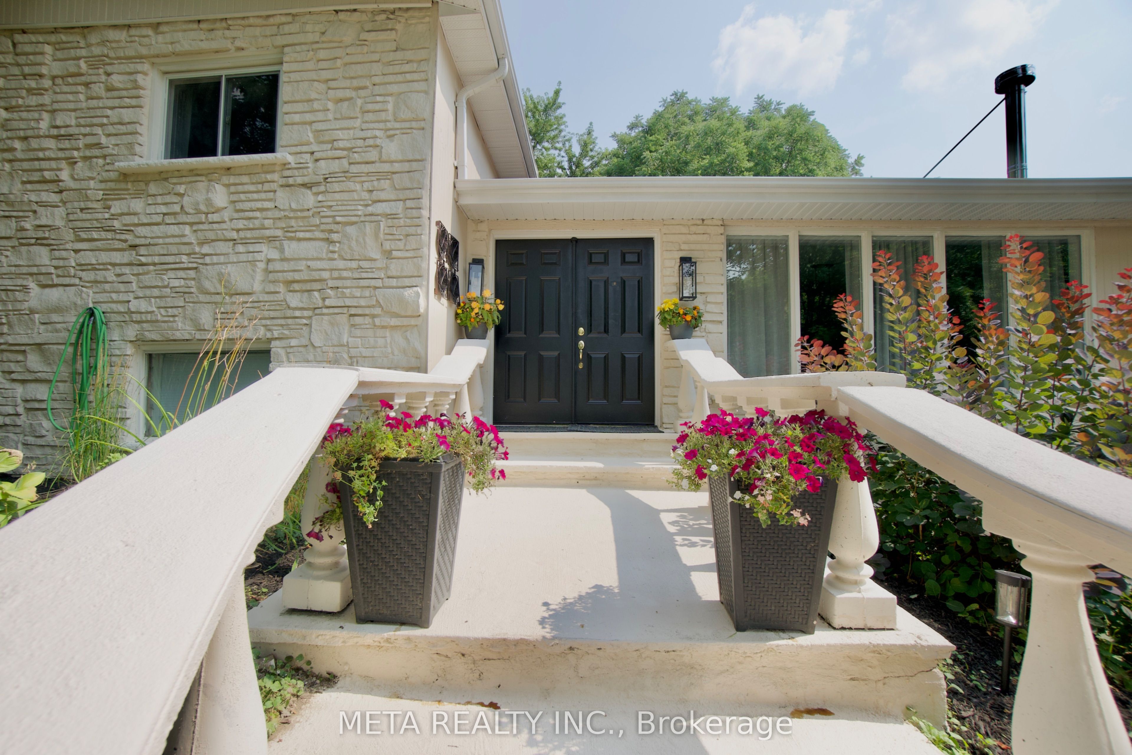 5653 7th Line Property Photo 5
