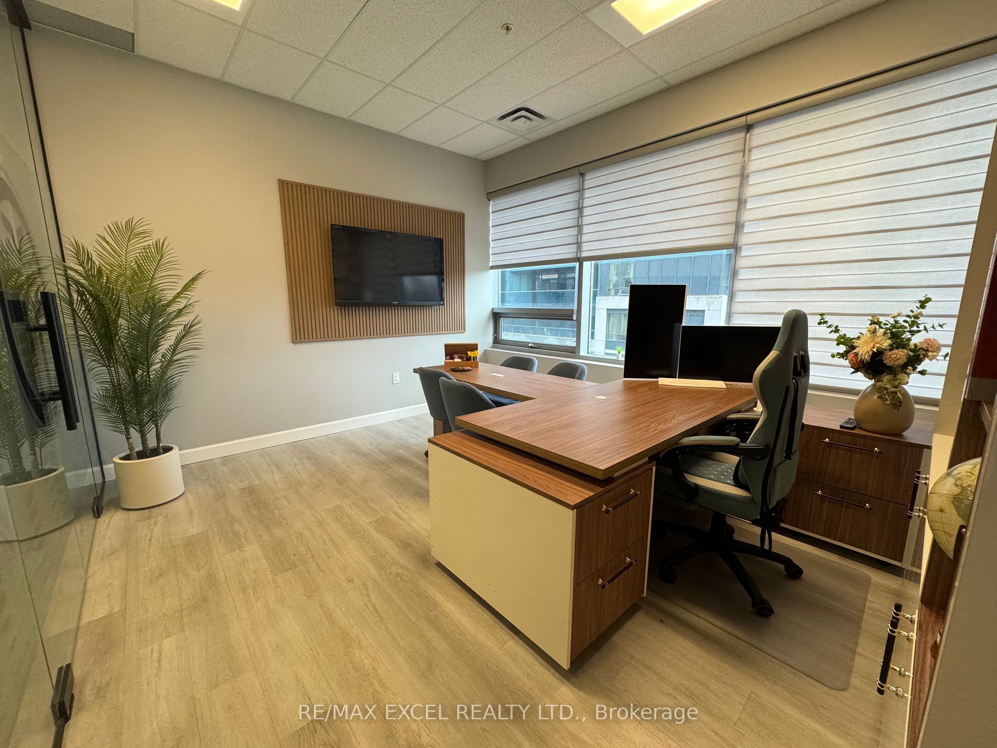 7163 Yonge Street 202 Property Photo 2