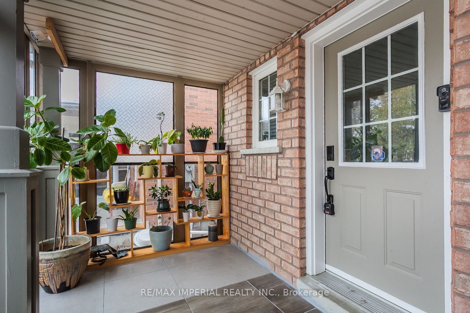 85 Ne Maple Ridge Crescent E Property Photo 2
